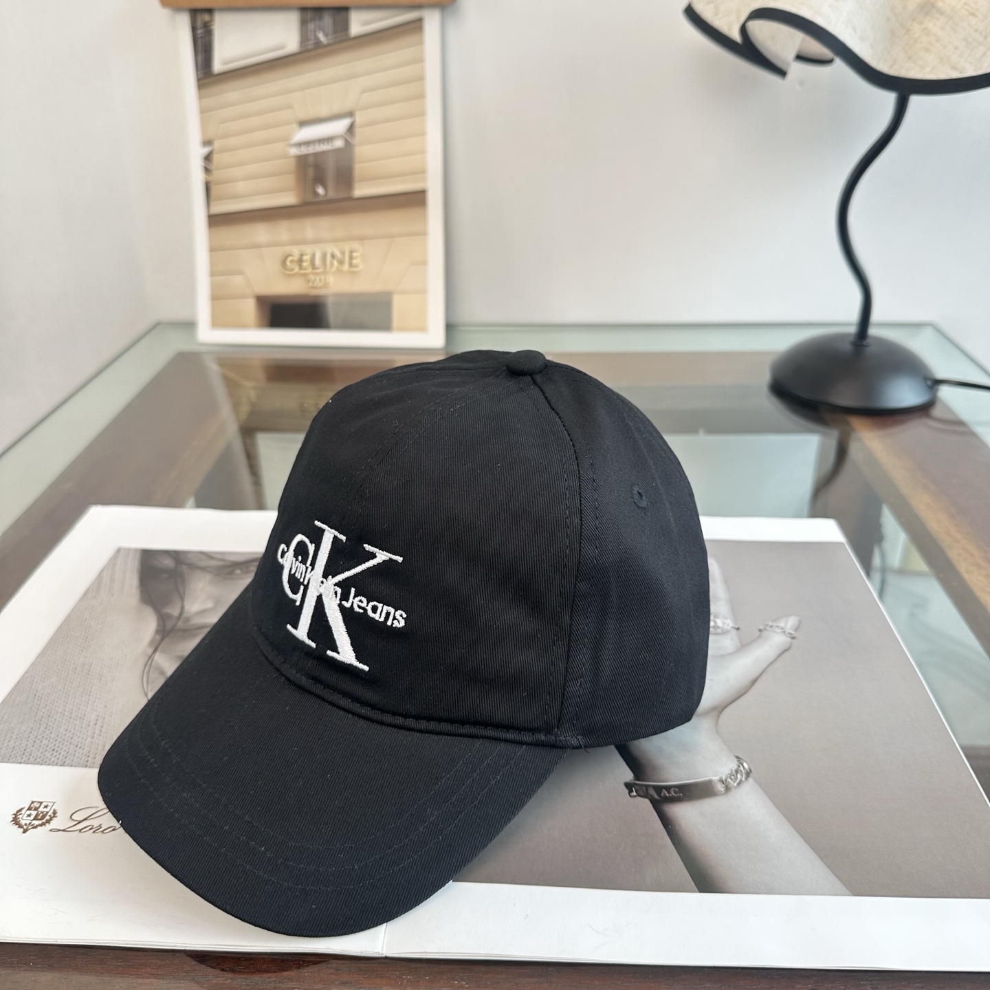 CK 潮牌棒球帽 简单休闲风的棒球帽 减龄百搭 适配度很高！ 简单随性~ 出街拍照拗造型非常加分~ 男女同款 随意搭配！