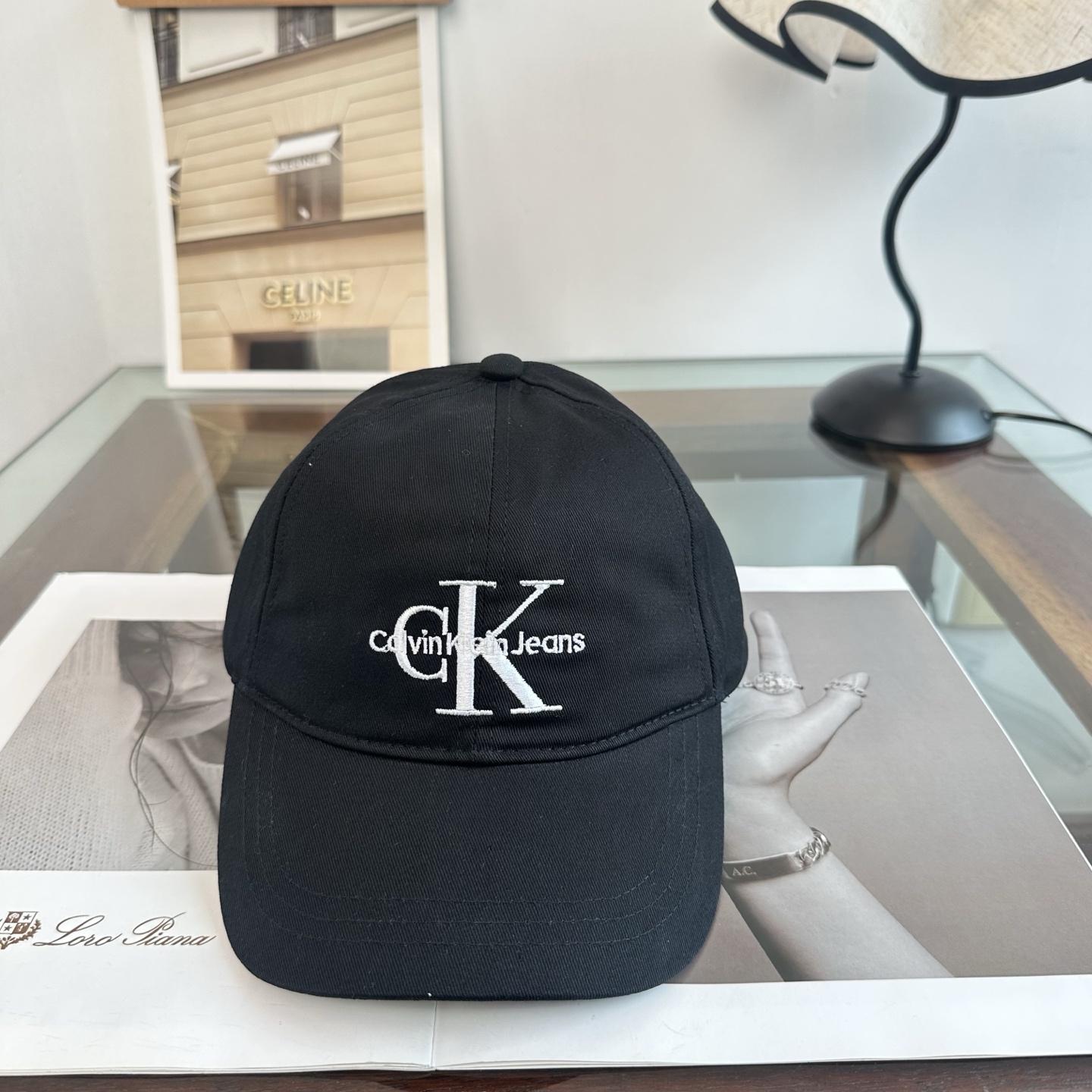 CK 潮牌棒球帽 简单休闲风的棒球帽 减龄百搭 适配度很高！ 简单随性~ 出街拍照拗造型非常加分~ 男女同款 随意搭配！