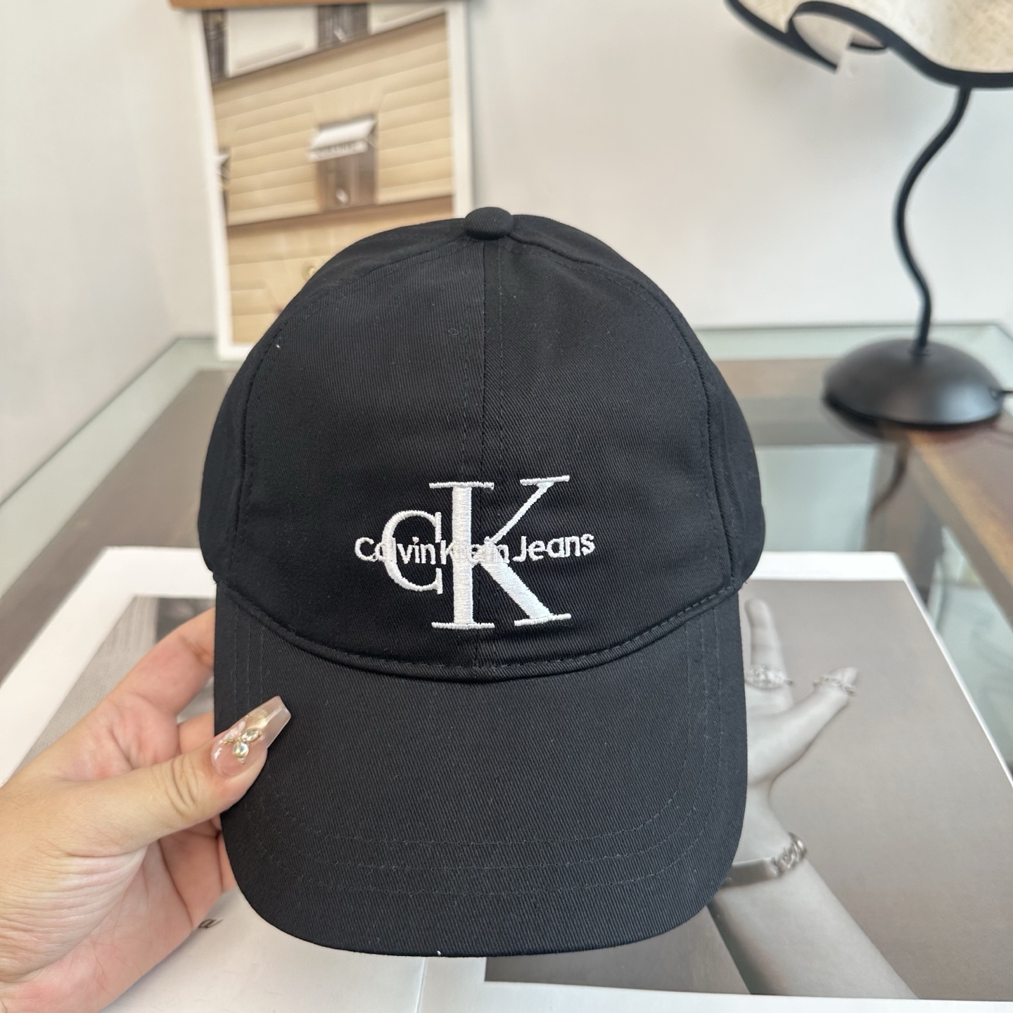 CK 潮牌棒球帽 简单休闲风的棒球帽 减龄百搭 适配度很高！ 简单随性~ 出街拍照拗造型非常加分~ 男女同款 随意搭配！