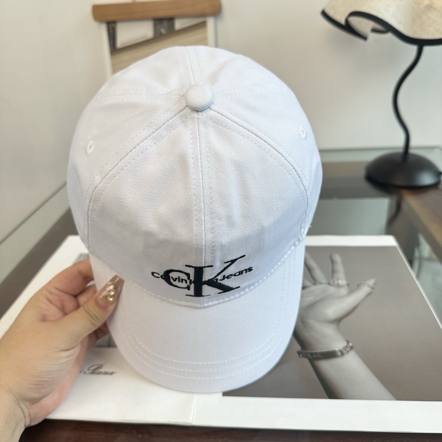 CK 潮牌棒球帽 简单休闲风的棒球帽 减龄百搭 适配度很高！ 简单随性~ 出街拍照拗造型非常加分~ 男女同款 随意搭配！