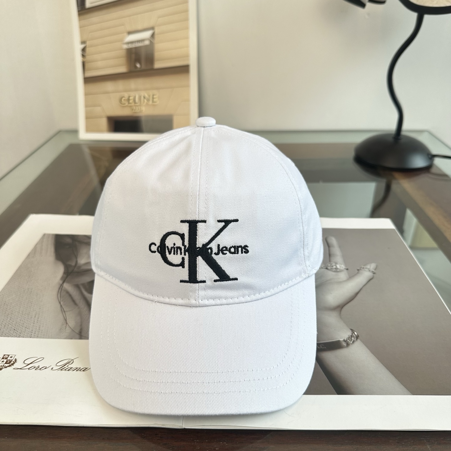 CK 潮牌棒球帽 简单休闲风的棒球帽 减龄百搭 适配度很高！ 简单随性~ 出街拍照拗造型非常加分~ 男女同款 随意搭配！