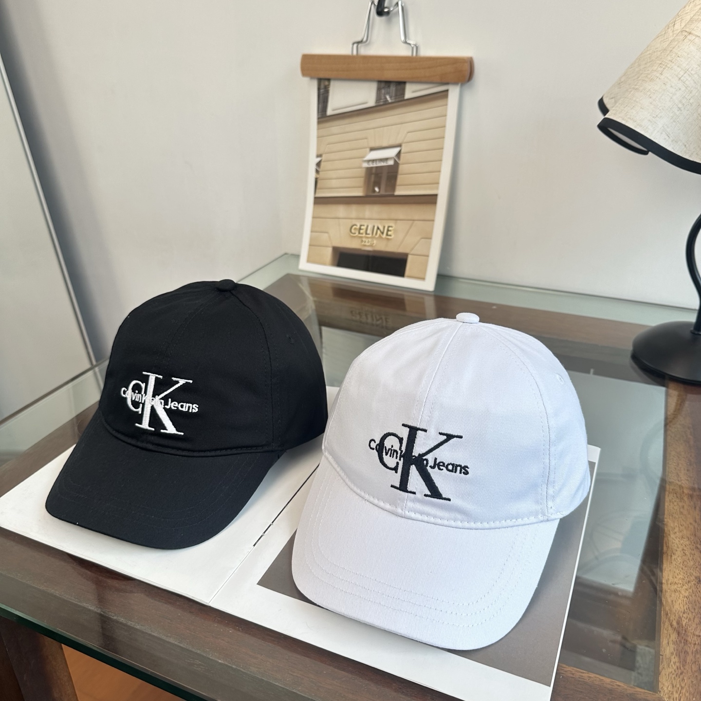 CK 潮牌棒球帽 简单休闲风的棒球帽 减龄百搭 适配度很高！ 简单随性~ 出街拍照拗造型非常加分~ 男女同款 随意搭配！