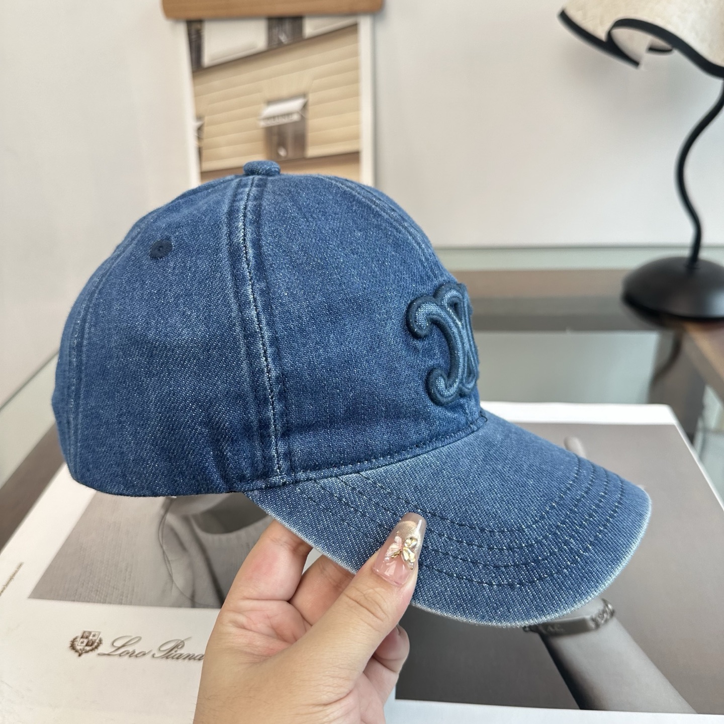 爆款CELINE（赛琳）简约明星同款最新棒球帽，时尚潮流，高端做工！每一个帽子都是用心之作！非一般的品质，男女均可。  