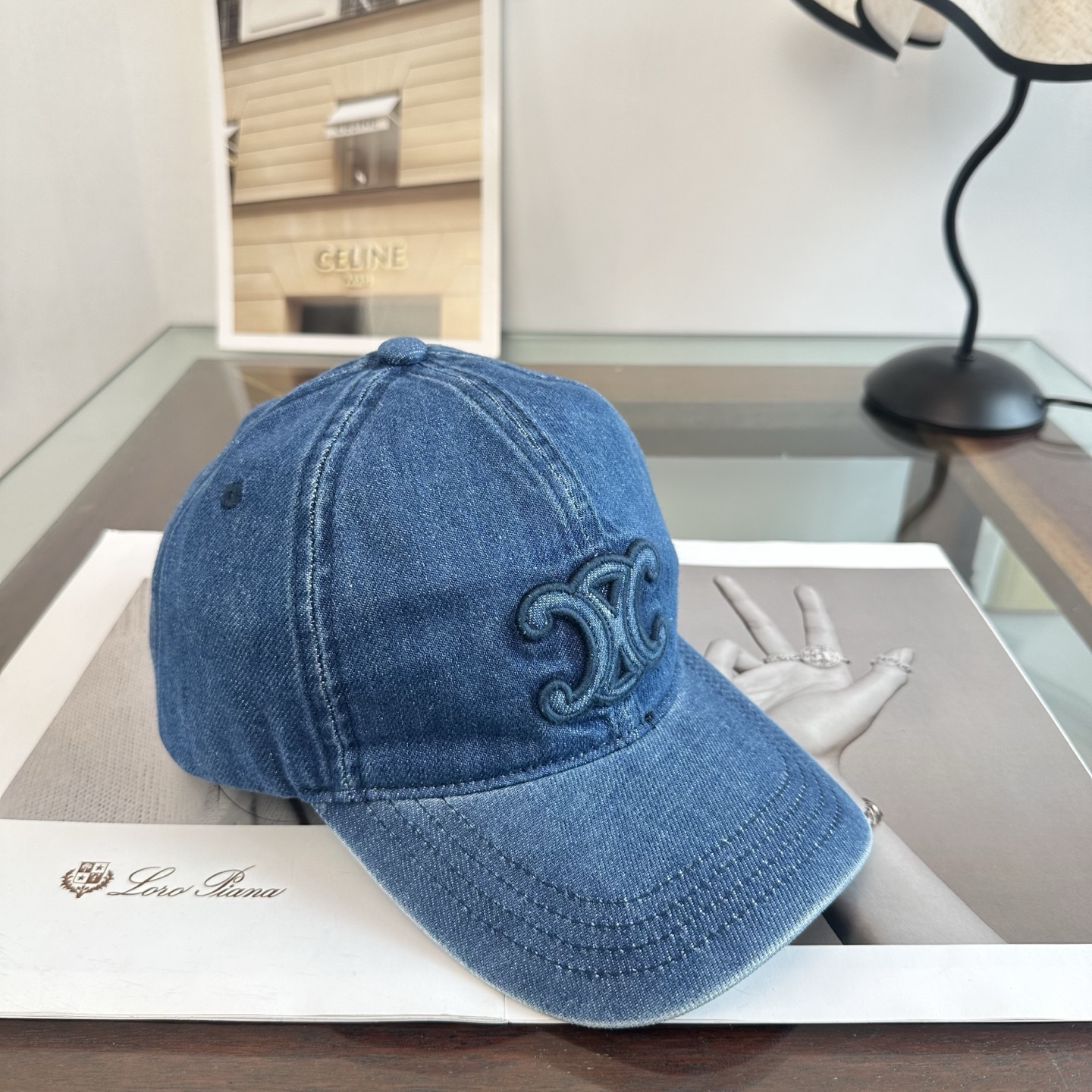爆款CELINE（赛琳）简约明星同款最新棒球帽，时尚潮流，高端做工！每一个帽子都是用心之作！非一般的品质，男女均可。  