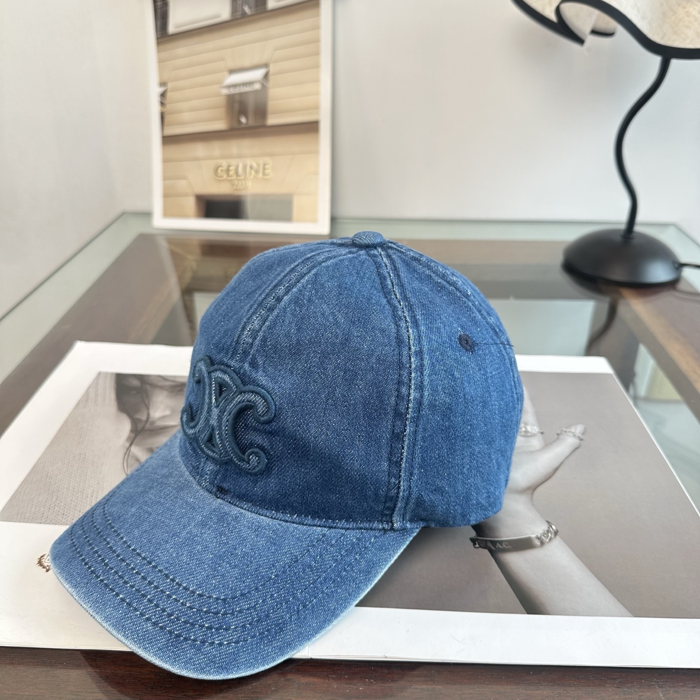 爆款CELINE（赛琳）简约明星同款最新棒球帽，时尚潮流，高端做工！每一个帽子都是用心之作！非一般的品质，男女均可。  
