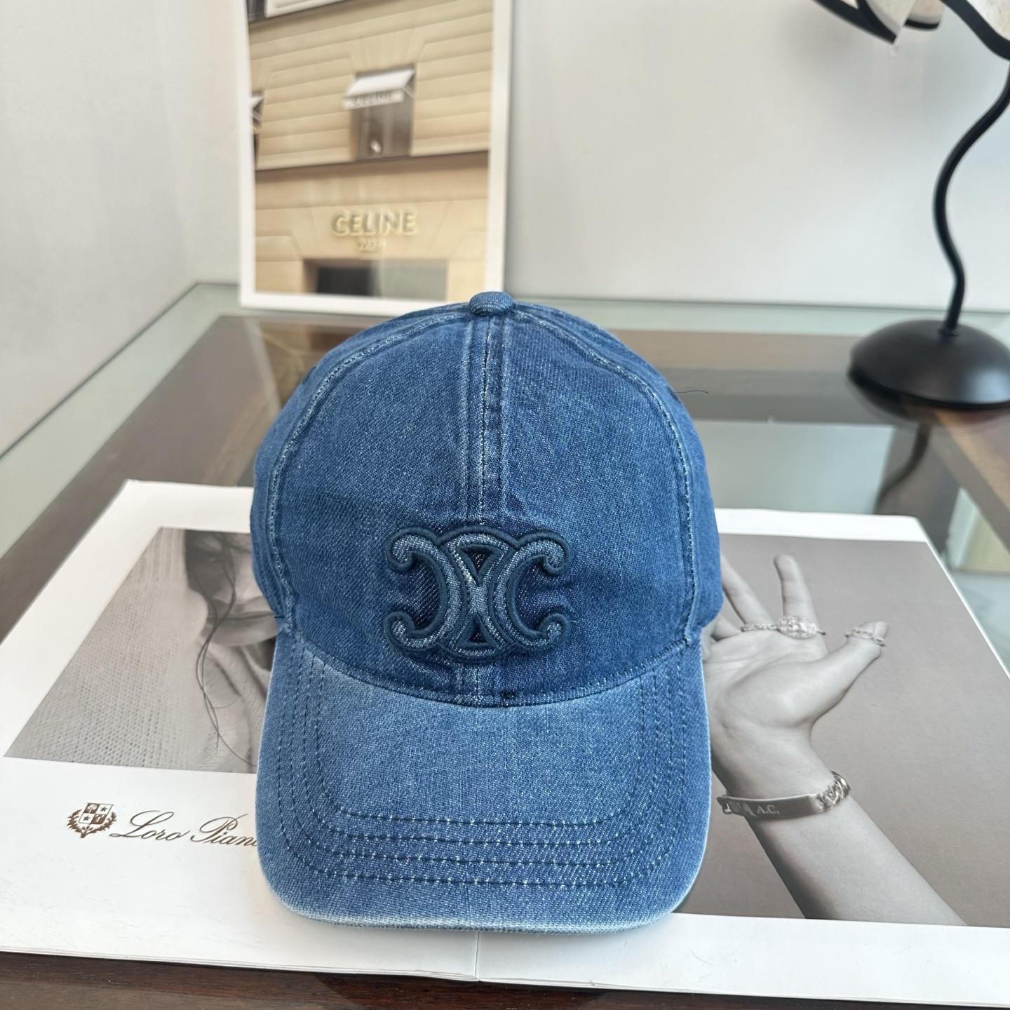 爆款CELINE（赛琳）简约明星同款最新棒球帽，时尚潮流，高端做工！每一个帽子都是用心之作！非一般的品质，男女均可。  