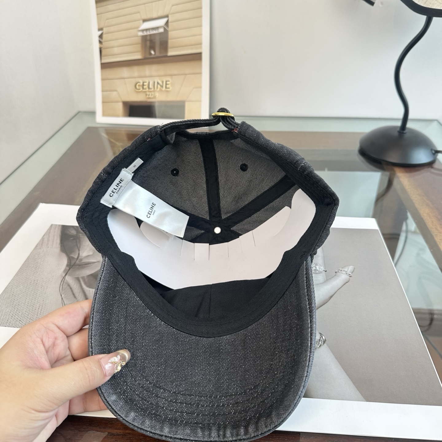 爆款CELINE（赛琳）简约明星同款最新棒球帽，时尚潮流，高端做工！每一个帽子都是用心之作！非一般的品质，男女均可。  