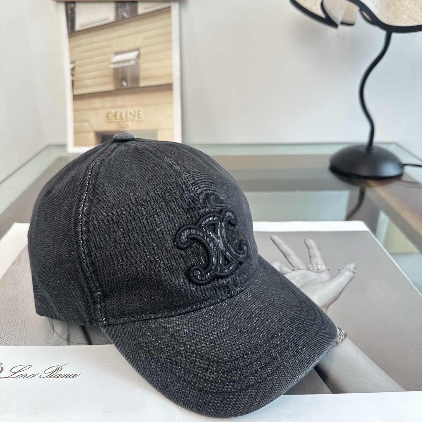 爆款CELINE（赛琳）简约明星同款最新棒球帽，时尚潮流，高端做工！每一个帽子都是用心之作！非一般的品质，男女均可。  