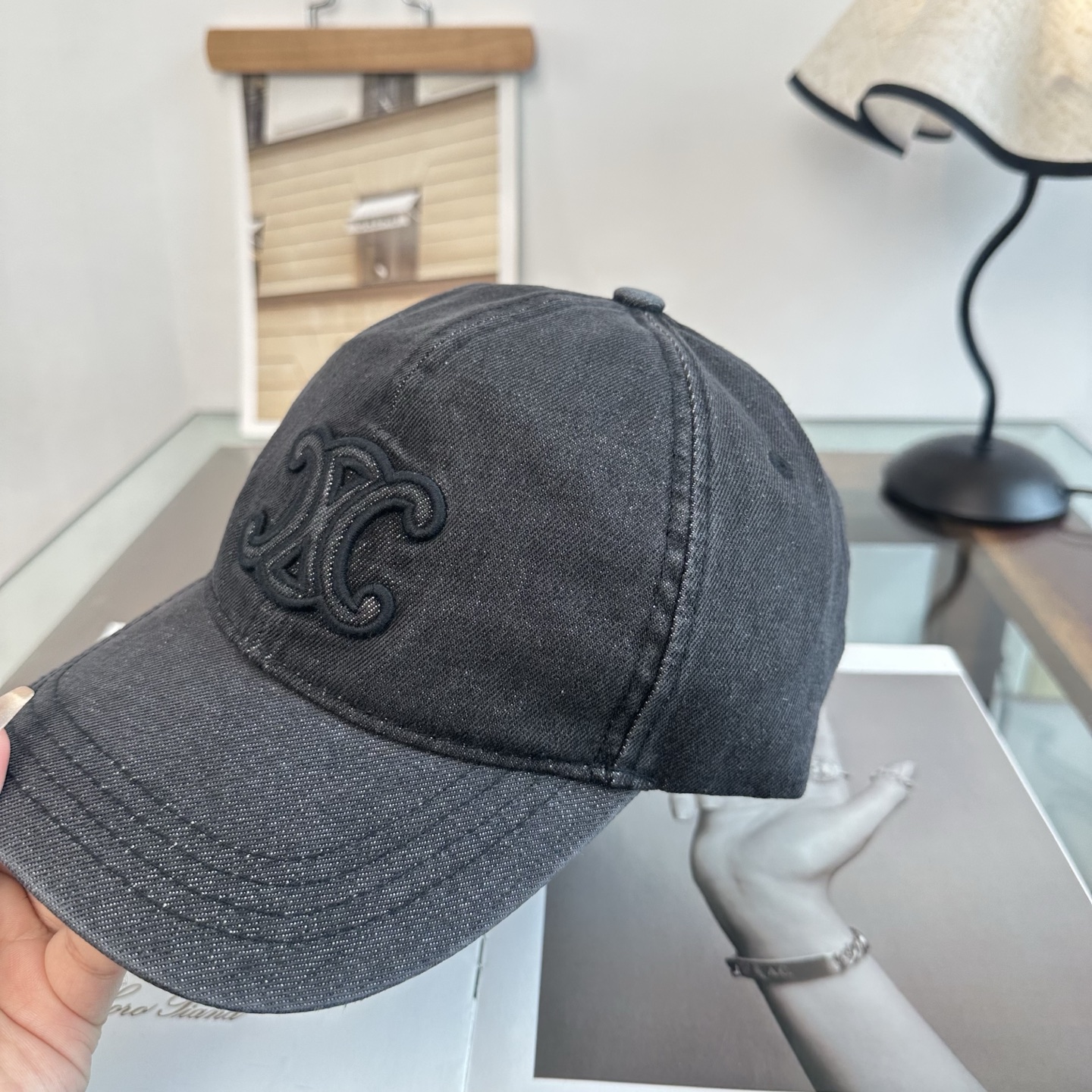 爆款CELINE（赛琳）简约明星同款最新棒球帽，时尚潮流，高端做工！每一个帽子都是用心之作！非一般的品质，男女均可。  