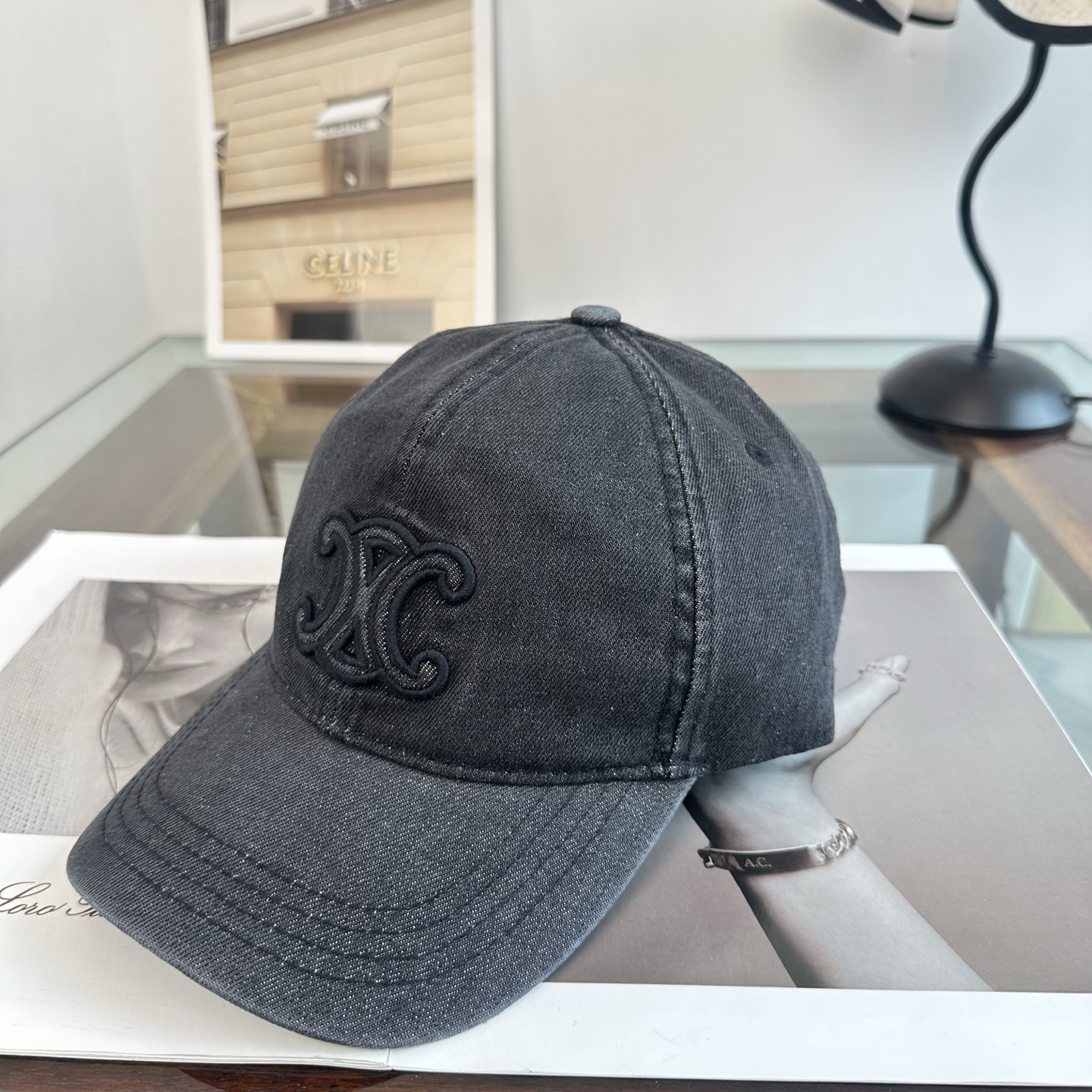 爆款CELINE（赛琳）简约明星同款最新棒球帽，时尚潮流，高端做工！每一个帽子都是用心之作！非一般的品质，男女均可。  