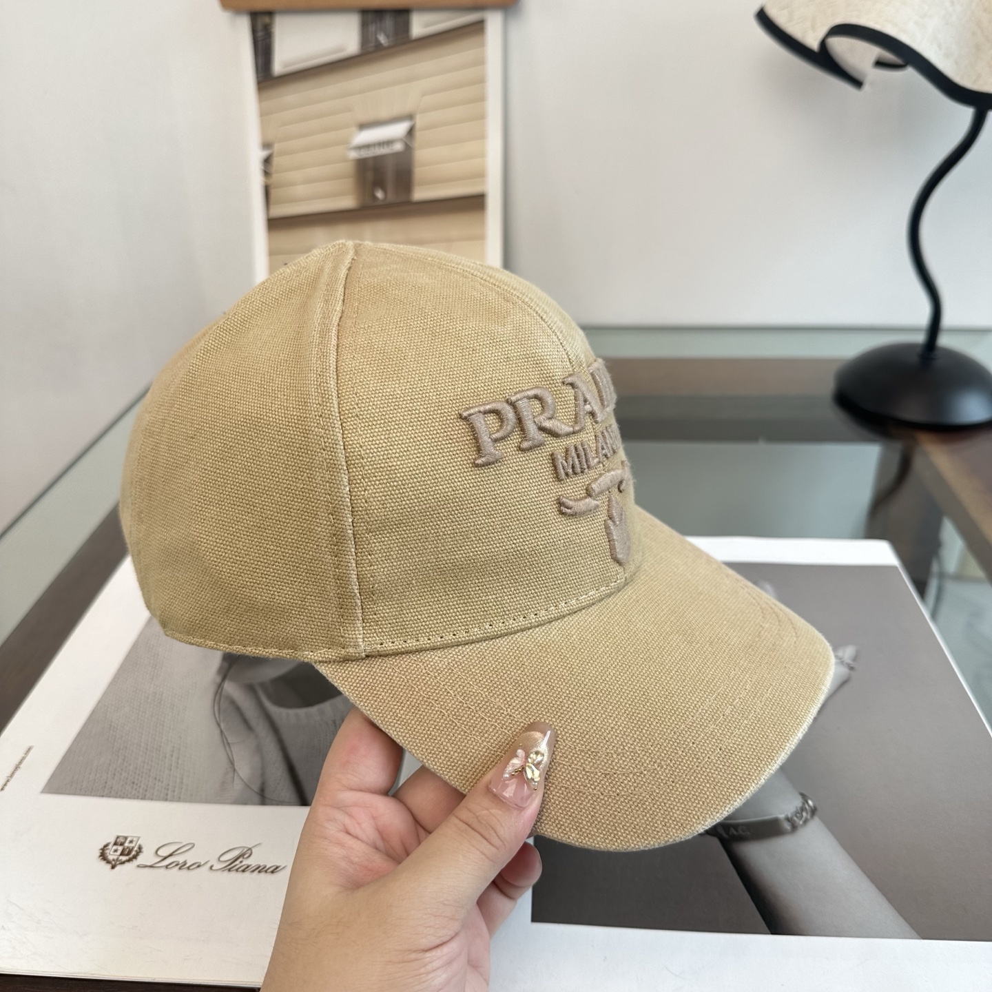 普拉达 经典棒球帽 设计感超强，让人耳目一新 头型非常好，可以修饰各种头型，实力百搭款
