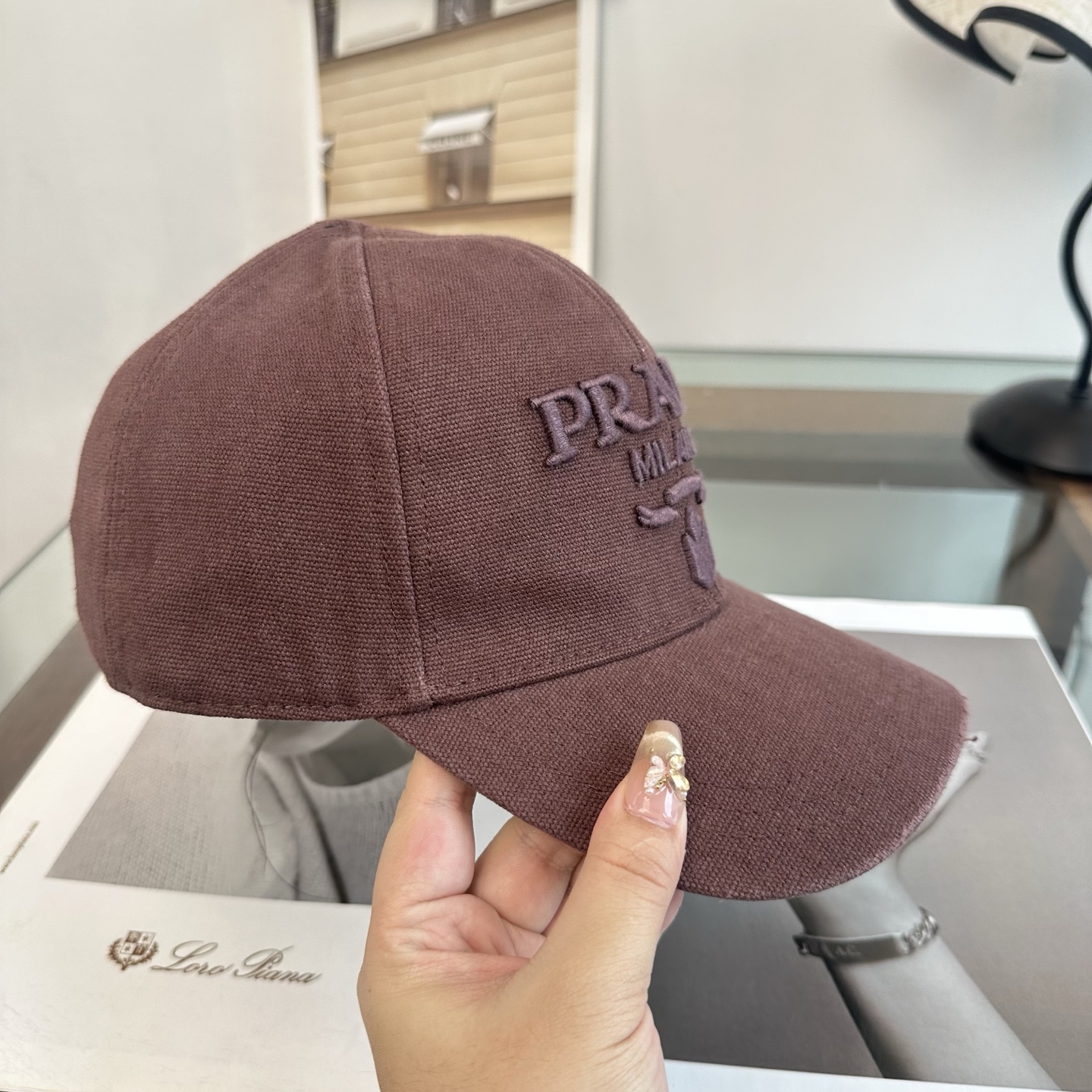 普拉达 经典棒球帽 设计感超强，让人耳目一新 头型非常好，可以修饰各种头型，实力百搭款