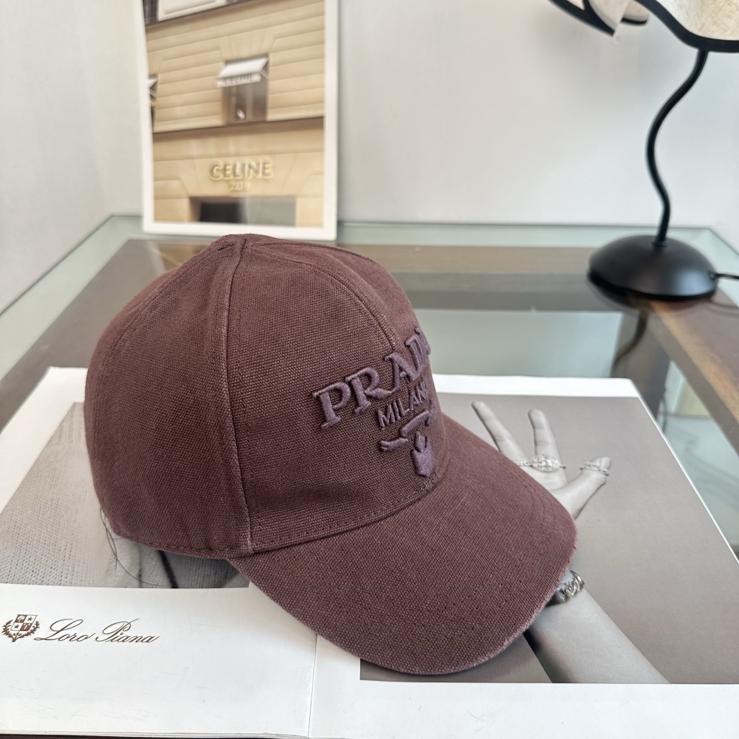 普拉达 经典棒球帽 设计感超强，让人耳目一新 头型非常好，可以修饰各种头型，实力百搭款
