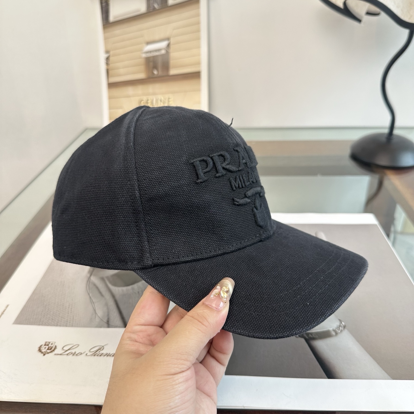普拉达 经典棒球帽 设计感超强，让人耳目一新 头型非常好，可以修饰各种头型，实力百搭款