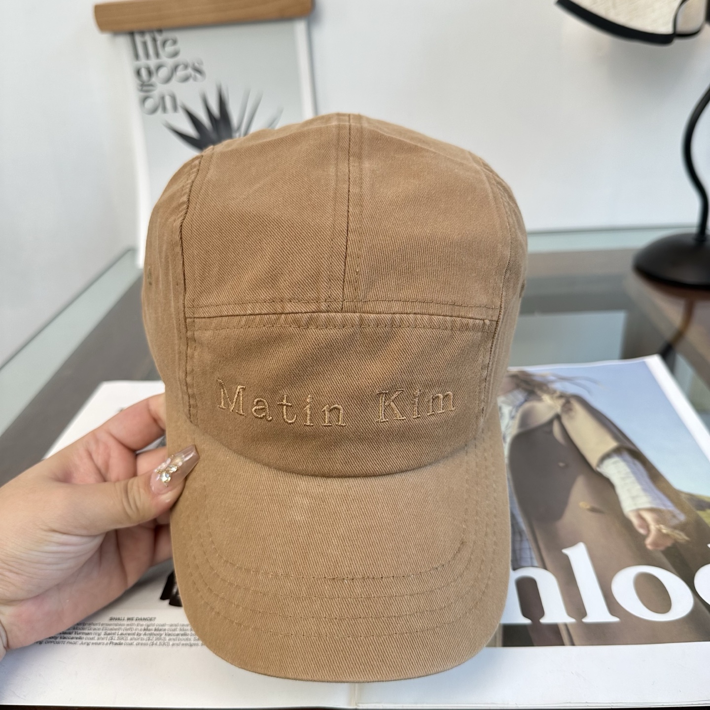 韩国大热的Matin Kim刺绣棒球帽🧢上新啦！最近超爱这款刺绣棒球帽 每个色都很好看 日常通勤、运动都合适 纯棉材质戴