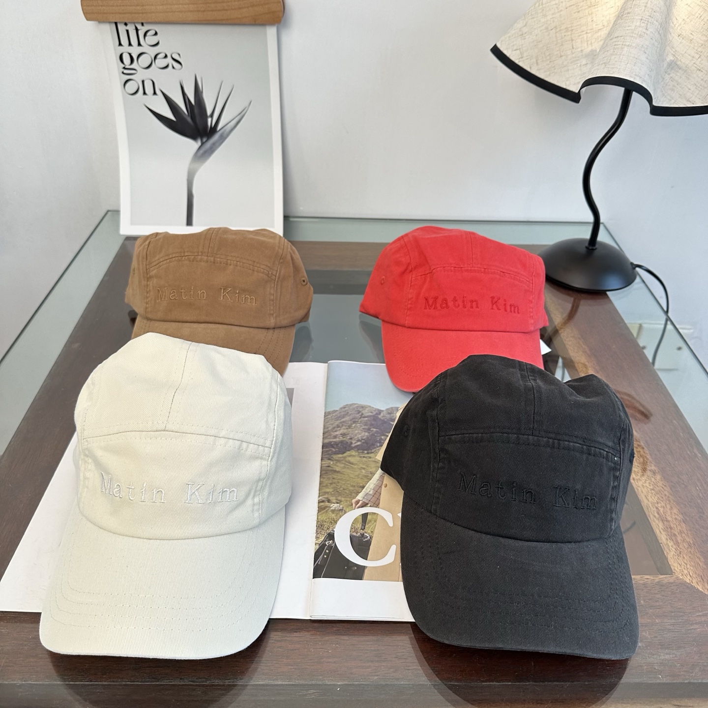 韩国大热的Matin Kim刺绣棒球帽🧢上新啦！最近超爱这款刺绣棒球帽 每个色都很好看 日常通勤、运动都合适 纯棉材质戴