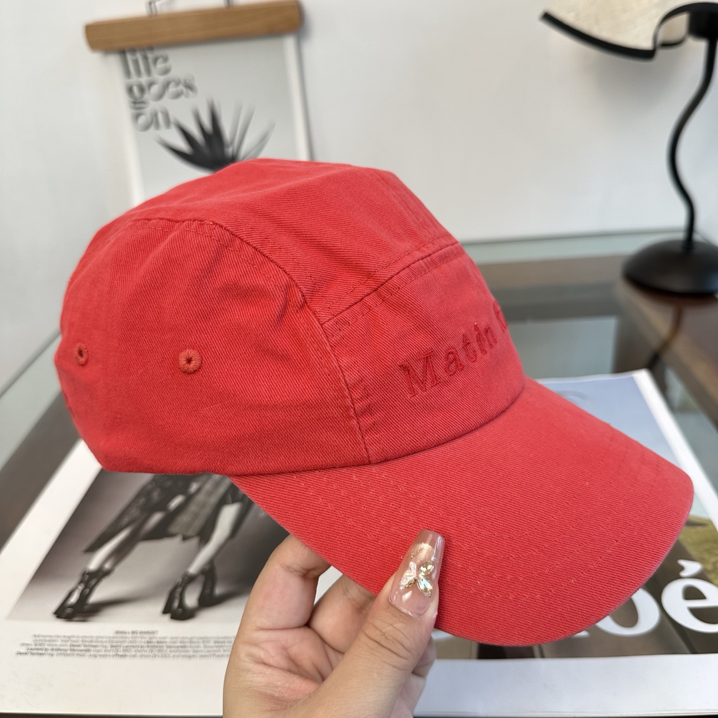 韩国大热的Matin Kim刺绣棒球帽🧢上新啦！最近超爱这款刺绣棒球帽 每个色都很好看 日常通勤、运动都合适 纯棉材质戴