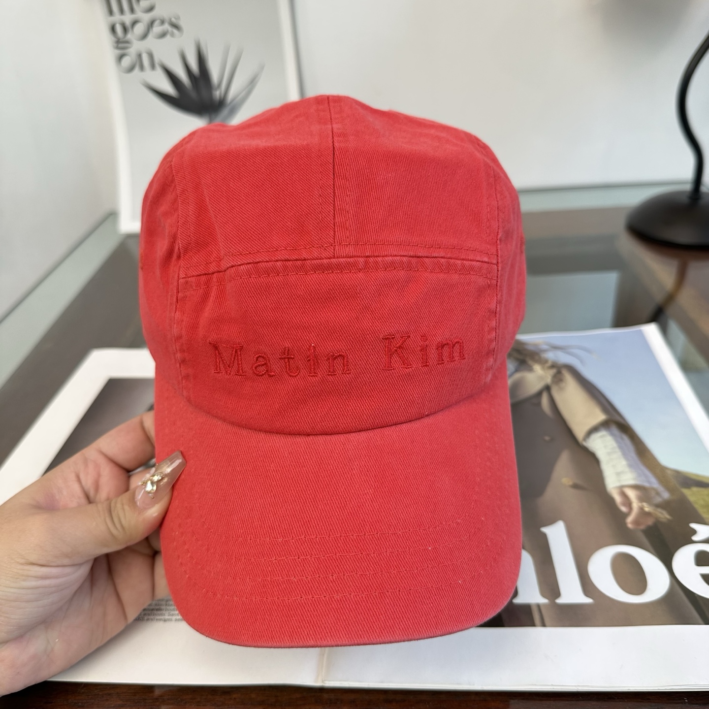 韩国大热的Matin Kim刺绣棒球帽🧢上新啦！最近超爱这款刺绣棒球帽 每个色都很好看 日常通勤、运动都合适 纯棉材质戴