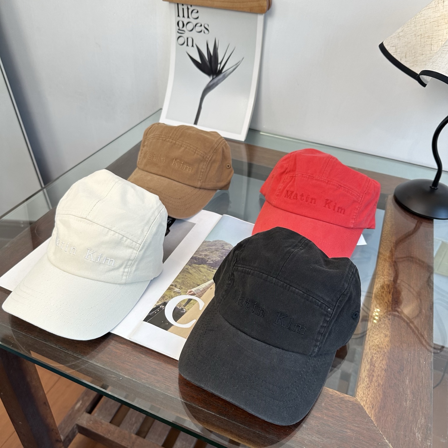 韩国大热的Matin Kim刺绣棒球帽🧢上新啦！最近超爱这款刺绣棒球帽 每个色都很好看 日常通勤、运动都合适 纯棉材质戴