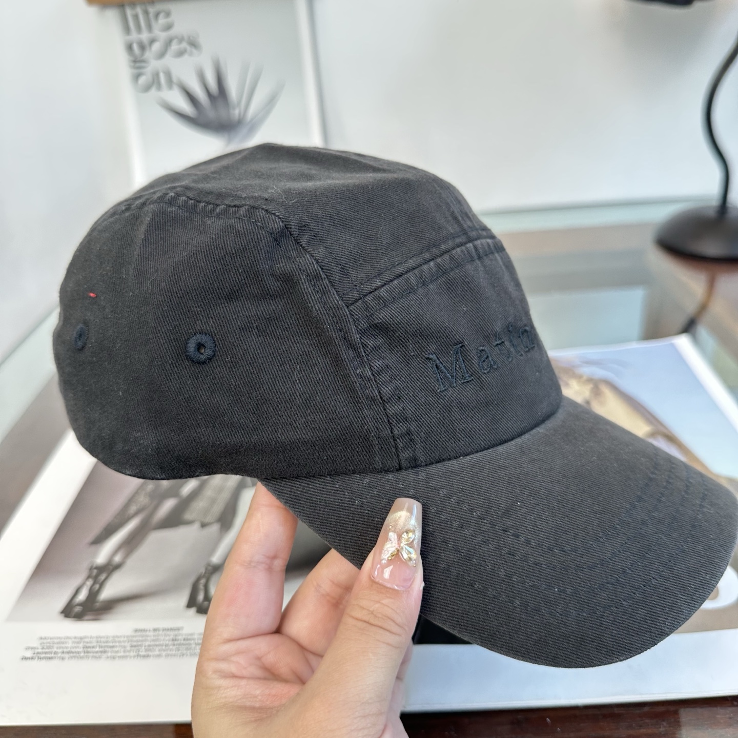 韩国大热的Matin Kim刺绣棒球帽🧢上新啦！最近超爱这款刺绣棒球帽 每个色都很好看 日常通勤、运动都合适 纯棉材质戴