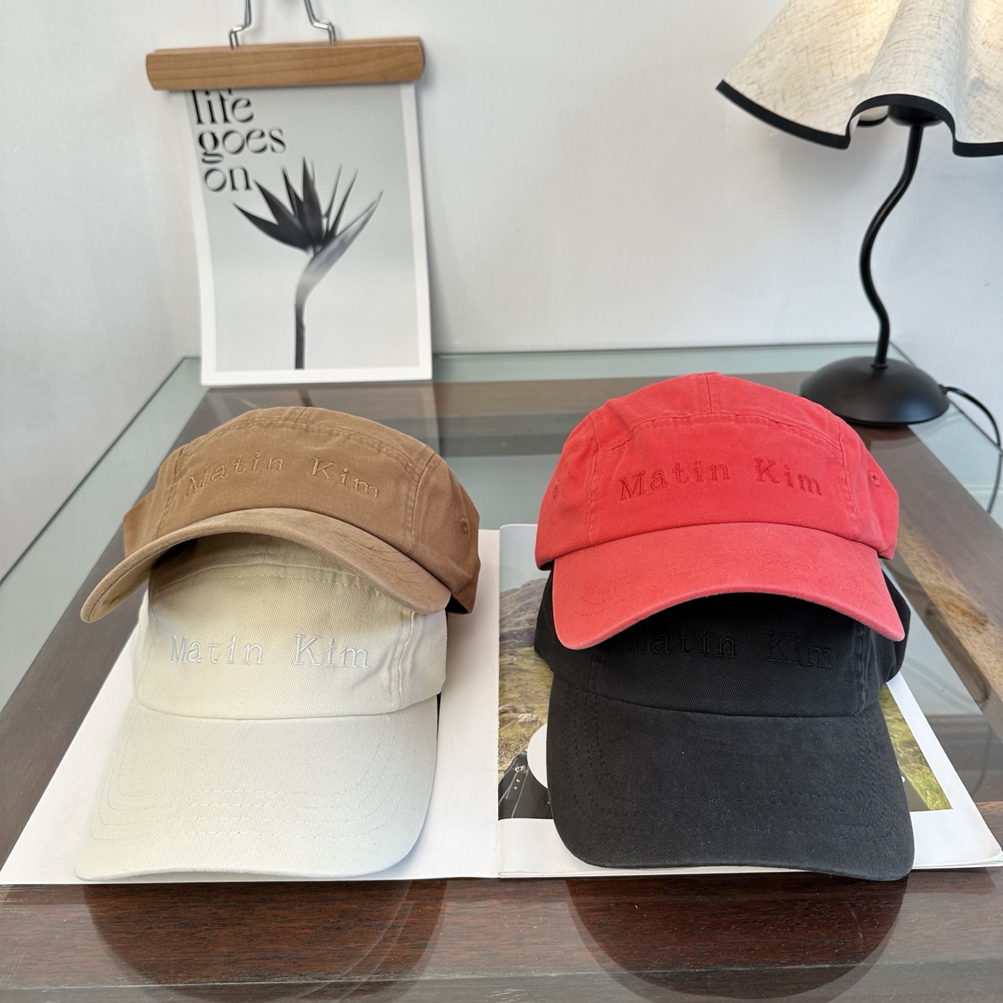 韩国大热的Matin Kim刺绣棒球帽🧢上新啦！最近超爱这款刺绣棒球帽 每个色都很好看 日常通勤、运动都合适 纯棉材质戴