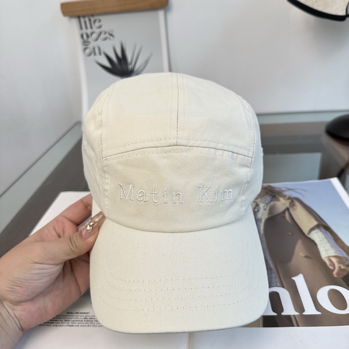 韩国大热的Matin Kim刺绣棒球帽🧢上新啦！最近超爱这款刺绣棒球帽 每个色都很好看 日常通勤、运动都合适 纯棉材质戴