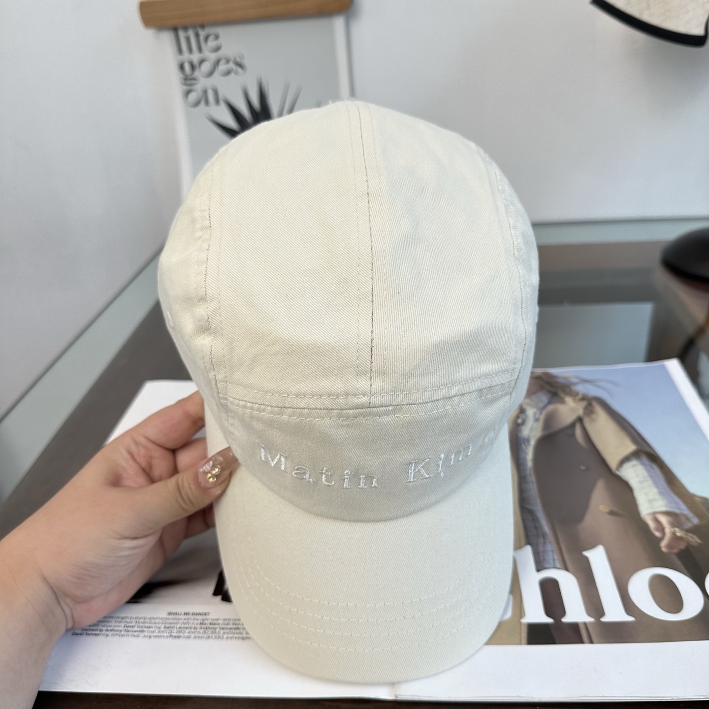 韩国大热的Matin Kim刺绣棒球帽🧢上新啦！最近超爱这款刺绣棒球帽 每个色都很好看 日常通勤、运动都合适 纯棉材质戴