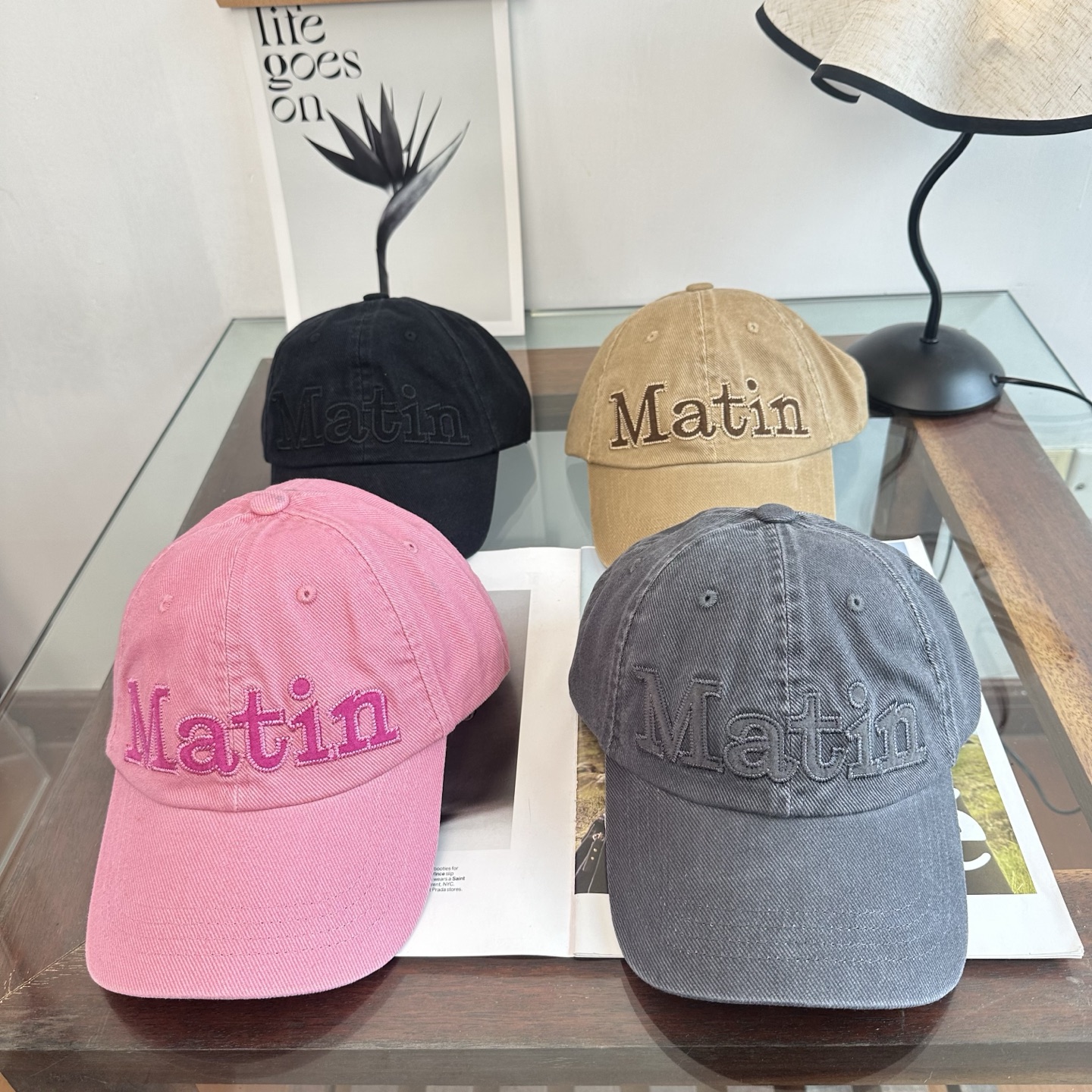 韩国大热的Matin Kim刺绣棒球帽🧢上新啦！最近超爱这款刺绣棒球帽 每个色都很好看 日常通勤、运动都合适 纯棉材质戴