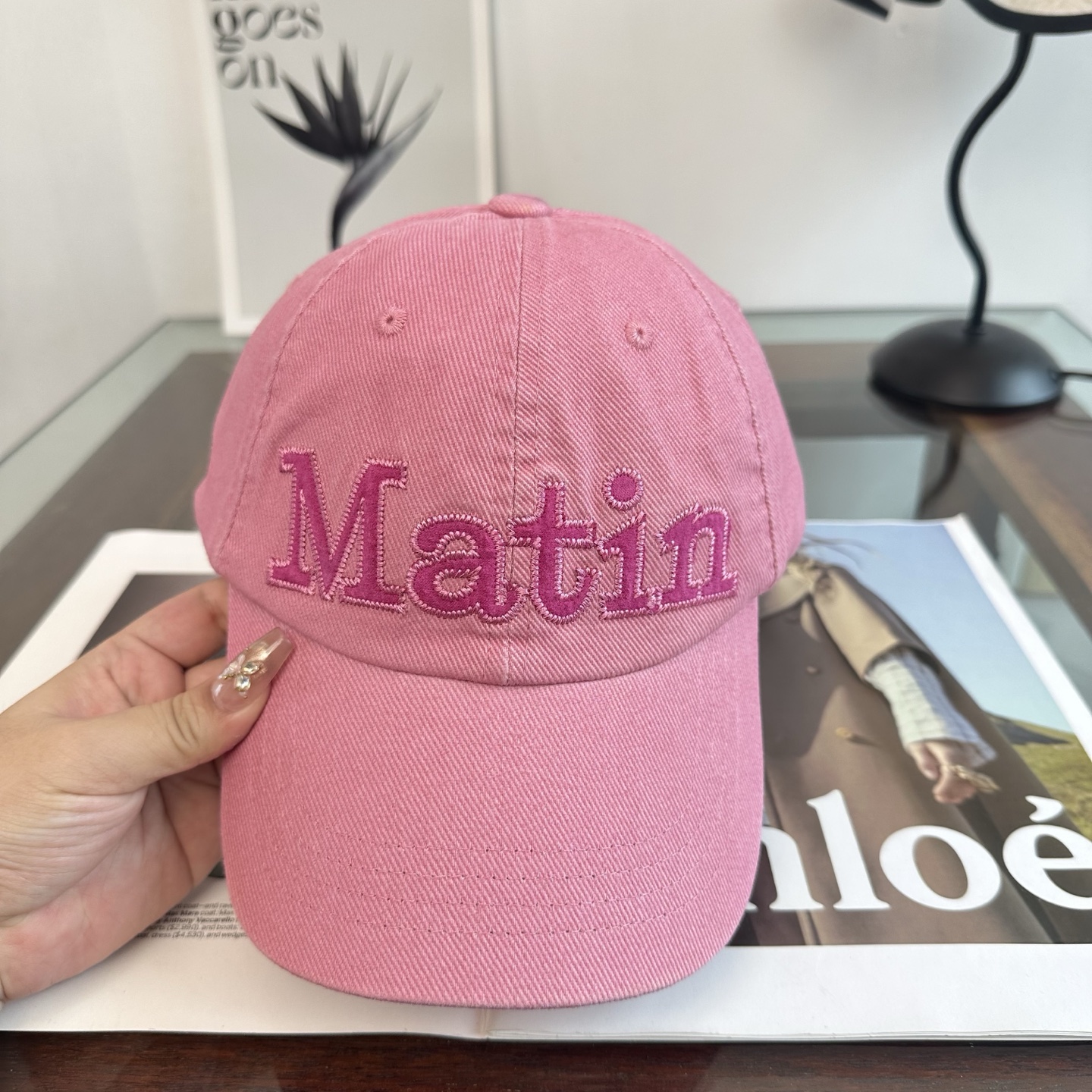 韩国大热的Matin Kim刺绣棒球帽🧢上新啦！最近超爱这款刺绣棒球帽 每个色都很好看 日常通勤、运动都合适 纯棉材质戴