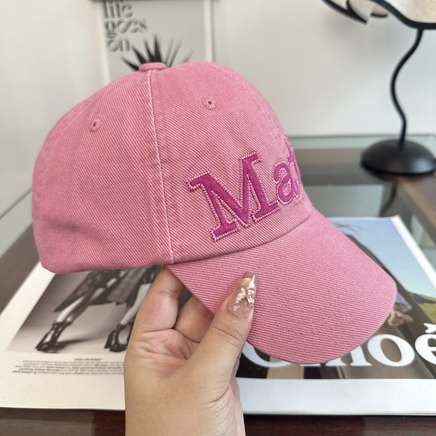 韩国大热的Matin Kim刺绣棒球帽🧢上新啦！最近超爱这款刺绣棒球帽 每个色都很好看 日常通勤、运动都合适 纯棉材质戴