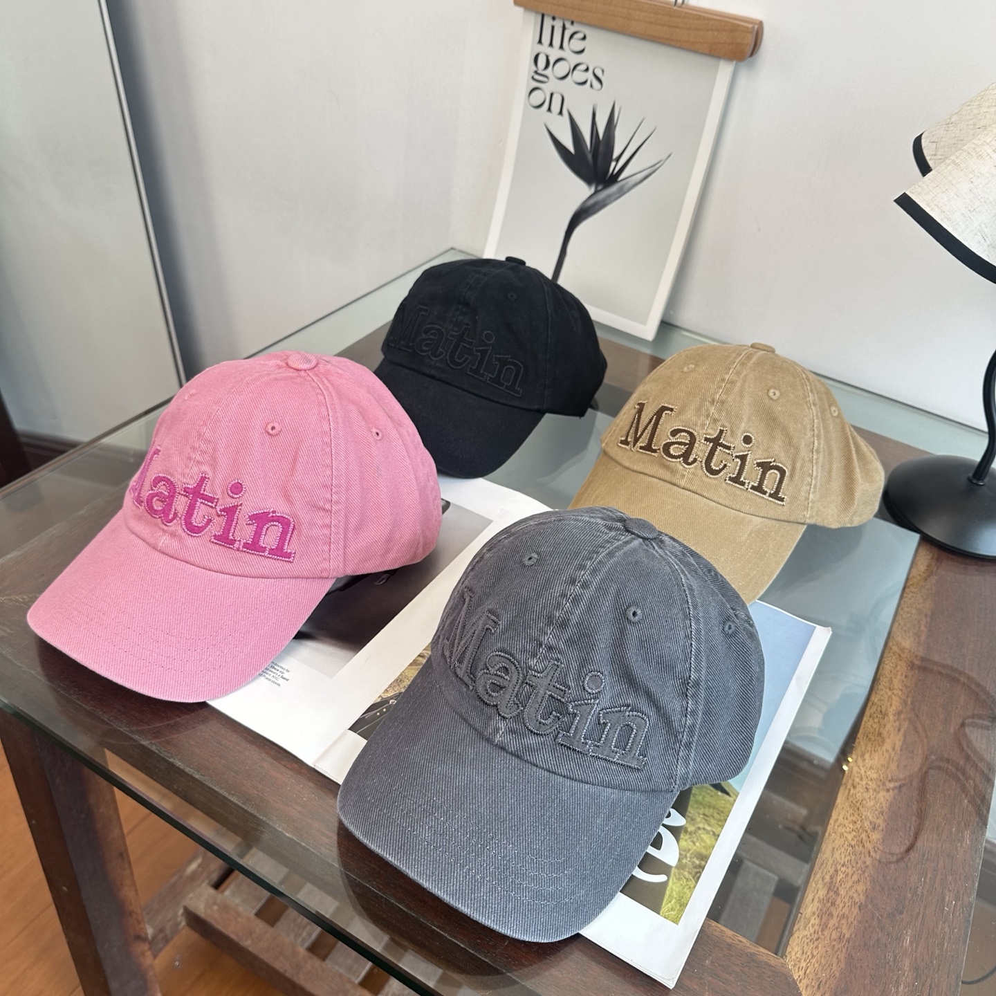 韩国大热的Matin Kim刺绣棒球帽🧢上新啦！最近超爱这款刺绣棒球帽 每个色都很好看 日常通勤、运动都合适 纯棉材质戴