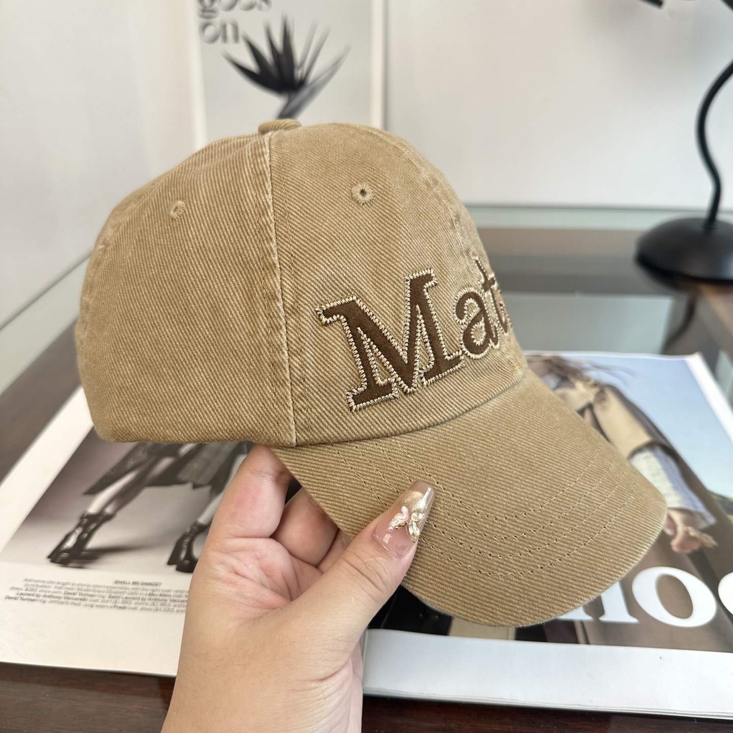 韩国大热的Matin Kim刺绣棒球帽🧢上新啦！最近超爱这款刺绣棒球帽 每个色都很好看 日常通勤、运动都合适 纯棉材质戴