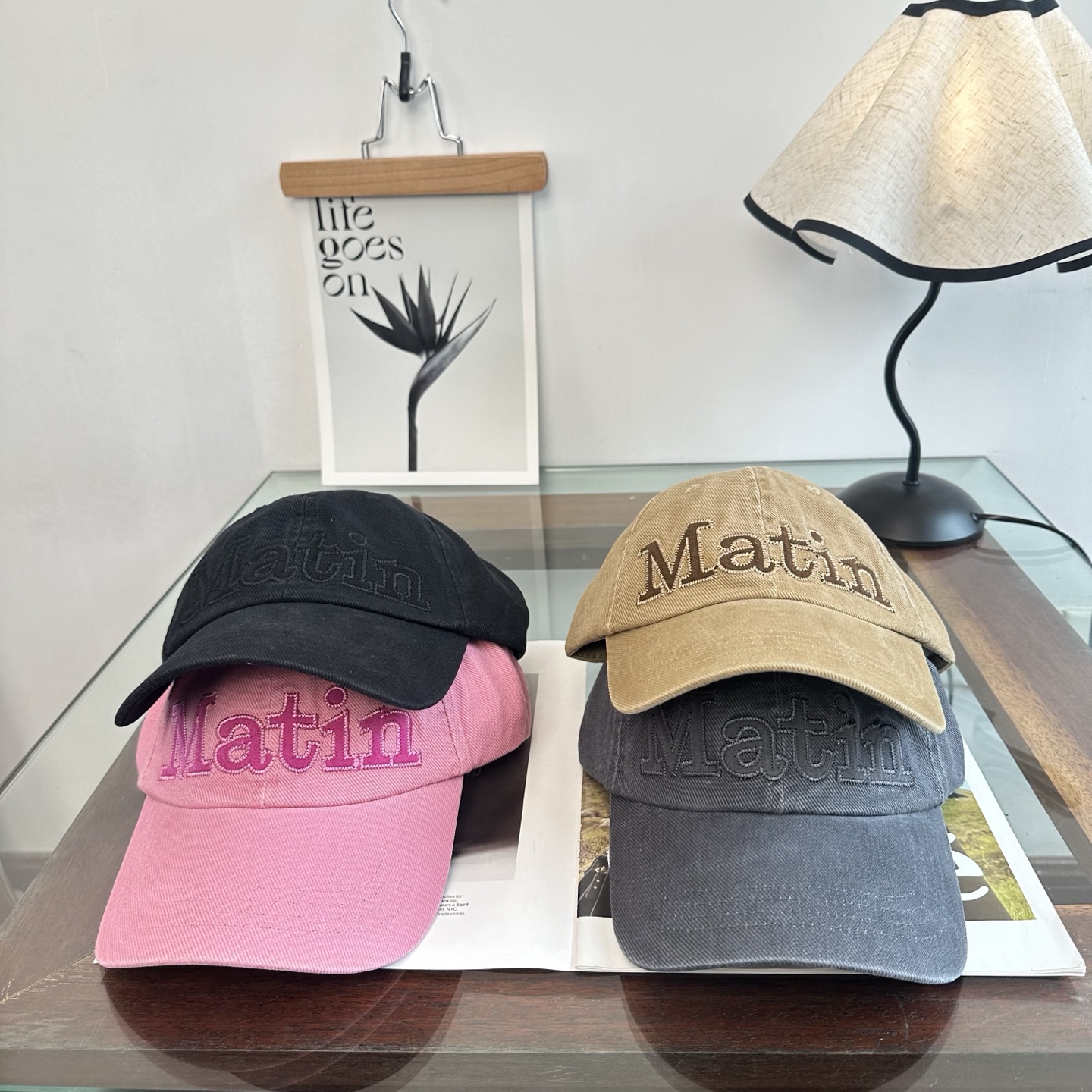 韩国大热的Matin Kim刺绣棒球帽🧢上新啦！最近超爱这款刺绣棒球帽 每个色都很好看 日常通勤、运动都合适 纯棉材质戴