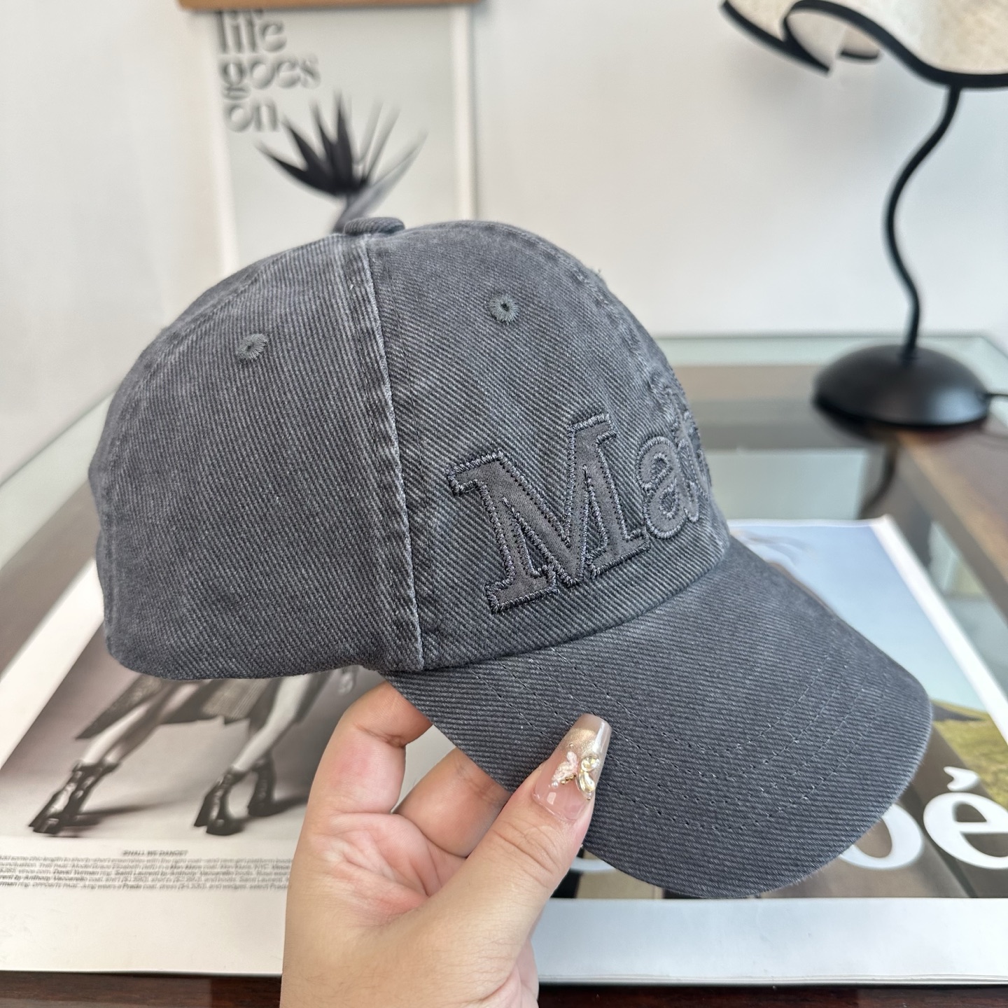 韩国大热的Matin Kim刺绣棒球帽🧢上新啦！最近超爱这款刺绣棒球帽 每个色都很好看 日常通勤、运动都合适 纯棉材质戴
