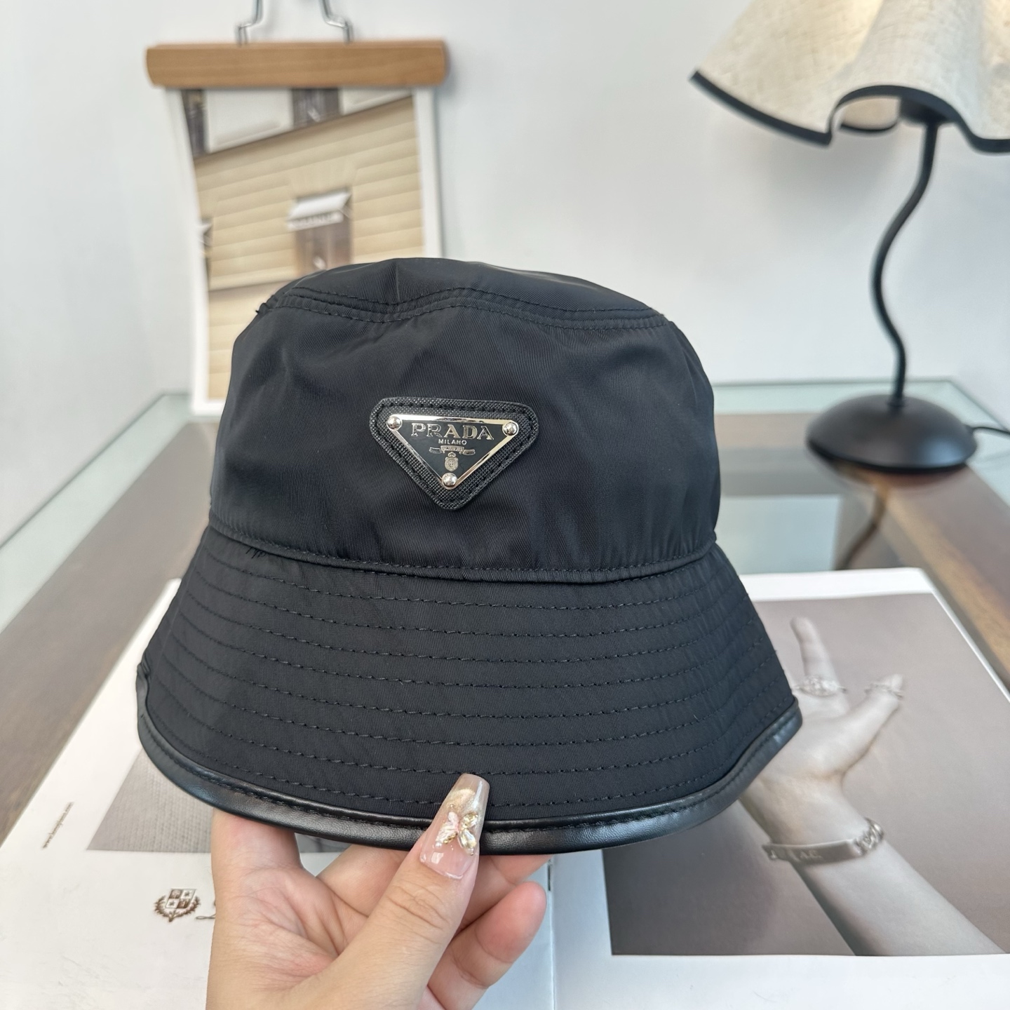 普拉达 Prada 经典渔夫帽，显脸小 大牌款超好搭配，赶紧入手！