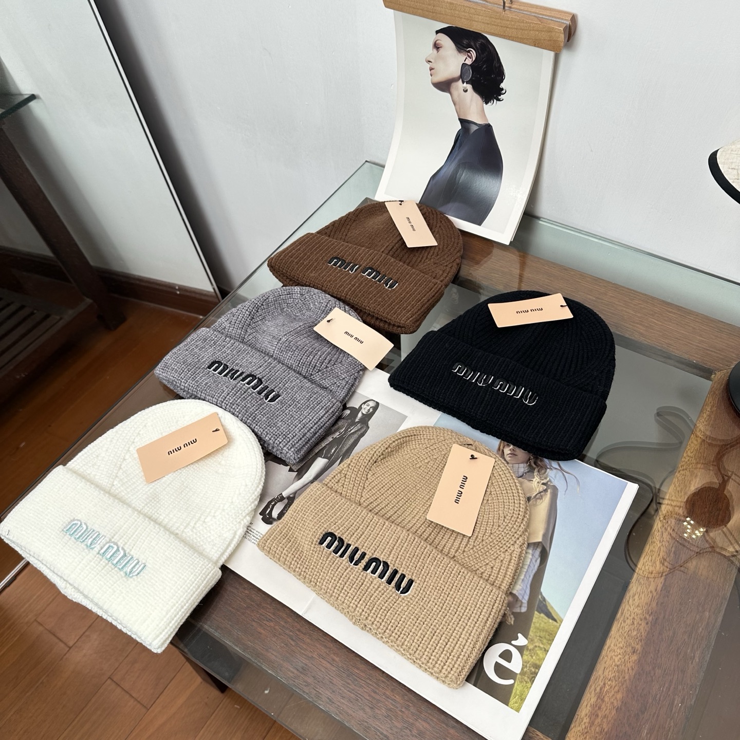 NO:949451,Miumiu's new fall and winter knitted beanie is super popular and has first-class texture, perfect for going out on the street!  Age-reducing artifact hat, straw hat, fisherman hat, baseball cap, hat, miumiu, espadrilles, hats19860909缪缪miumiu 秋冬新款针织毛线帽,超火爆质感一流,出街超好搭配！减龄神器帽子草帽渔夫帽棒球帽,帽子,miumiu,espadrilles,hats,hat
