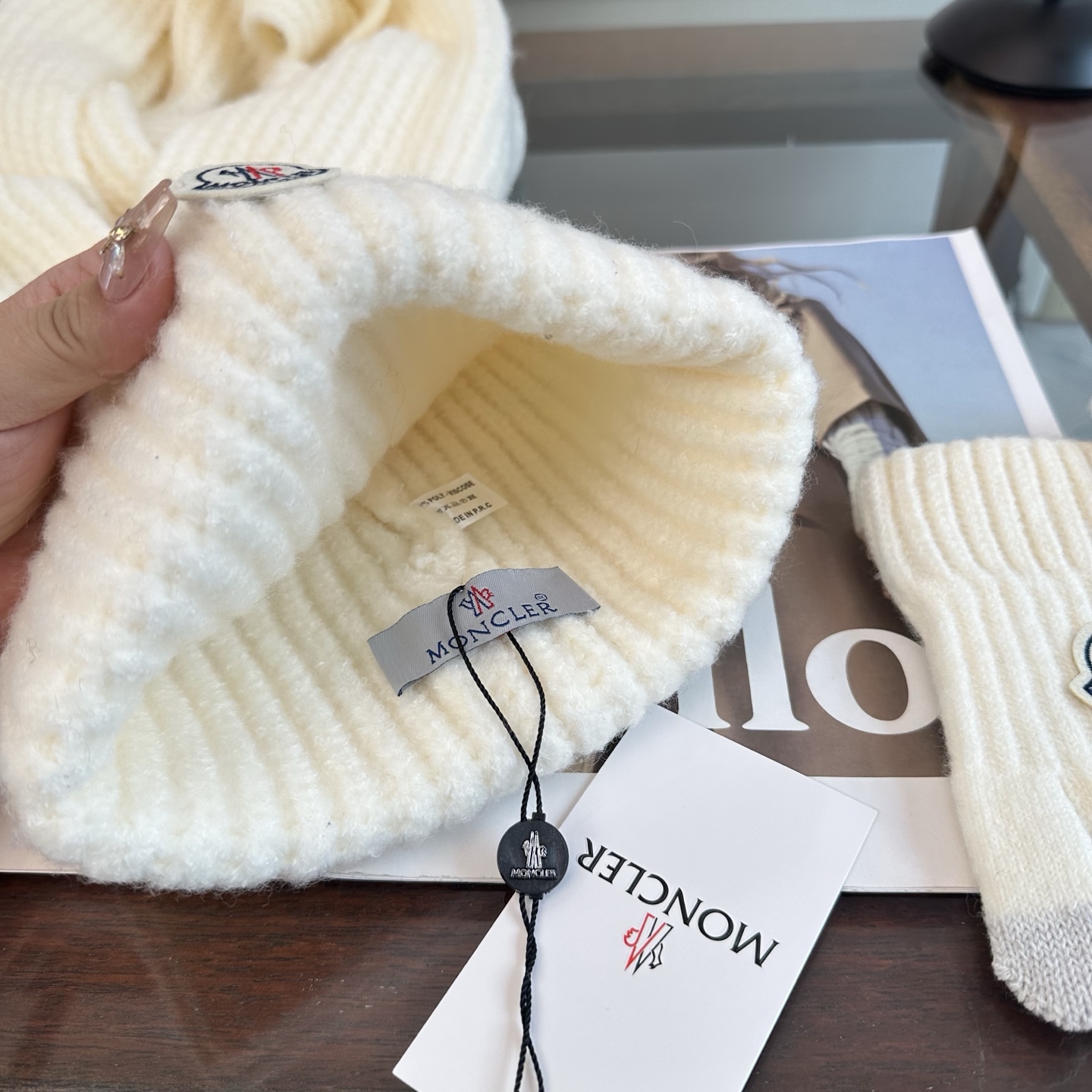 Moncler 蒙口三件套装秋冬款翻边羊毛针织毛线帽 高品质定制！这款必定是极简主义的最爱 干净，利索，时尚百搭，绝对不