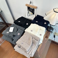 Moncler 蒙口三件套装秋冬款翻边羊毛针织毛线帽 高品质定制!这款必定是极简主义的最爱 干净,利索,时尚百搭,绝对不 Moncler 蒙口三件套装秋冬款翻边羊毛针织毛线帽 高品质定制!这款必定是极简主义的最爱 干净,利索,时尚百搭,绝对不