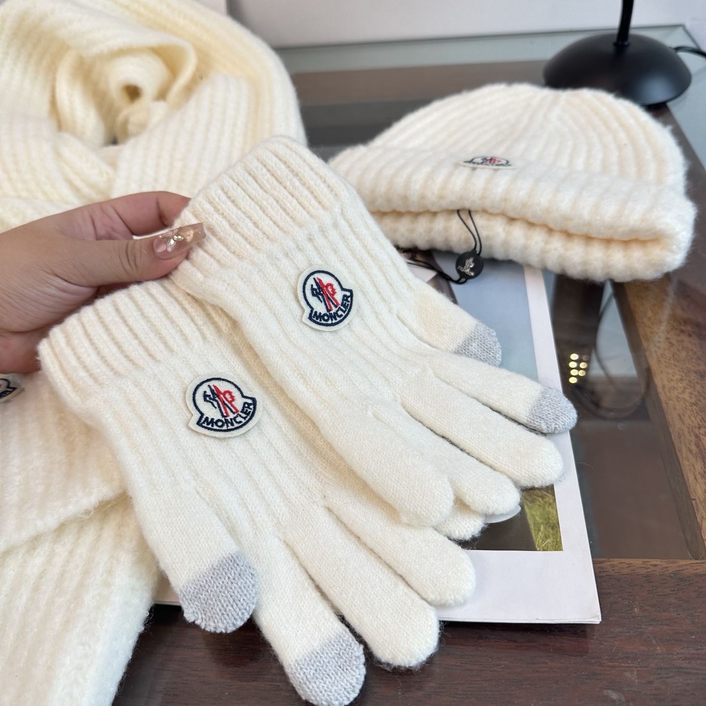Moncler 蒙口三件套装秋冬款翻边羊毛针织毛线帽 高品质定制！这款必定是极简主义的最爱 干净，利索，时尚百搭，绝对不