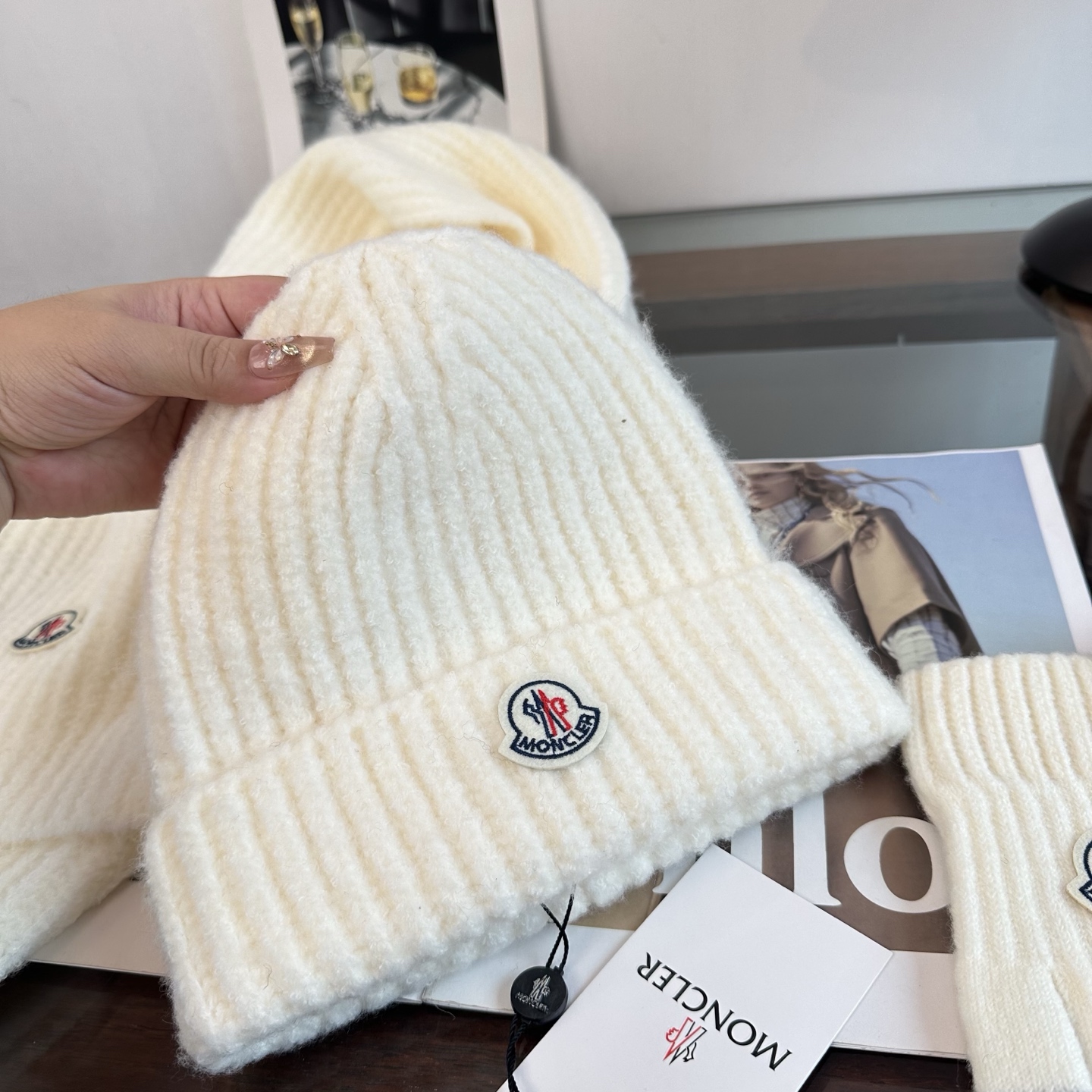 Moncler 蒙口三件套装秋冬款翻边羊毛针织毛线帽 高品质定制！这款必定是极简主义的最爱 干净，利索，时尚百搭，绝对不