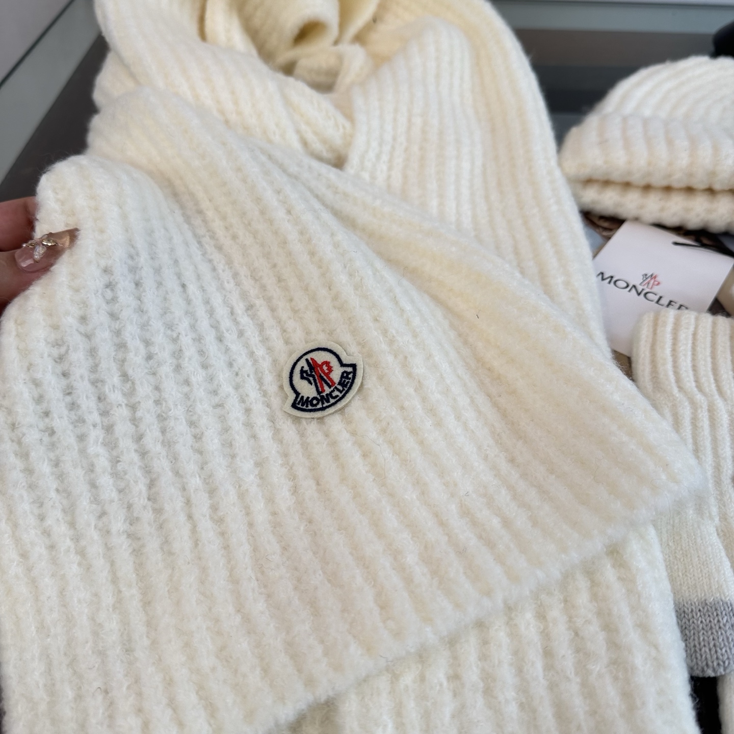 Moncler 蒙口三件套装秋冬款翻边羊毛针织毛线帽 高品质定制！这款必定是极简主义的最爱 干净，利索，时尚百搭，绝对不