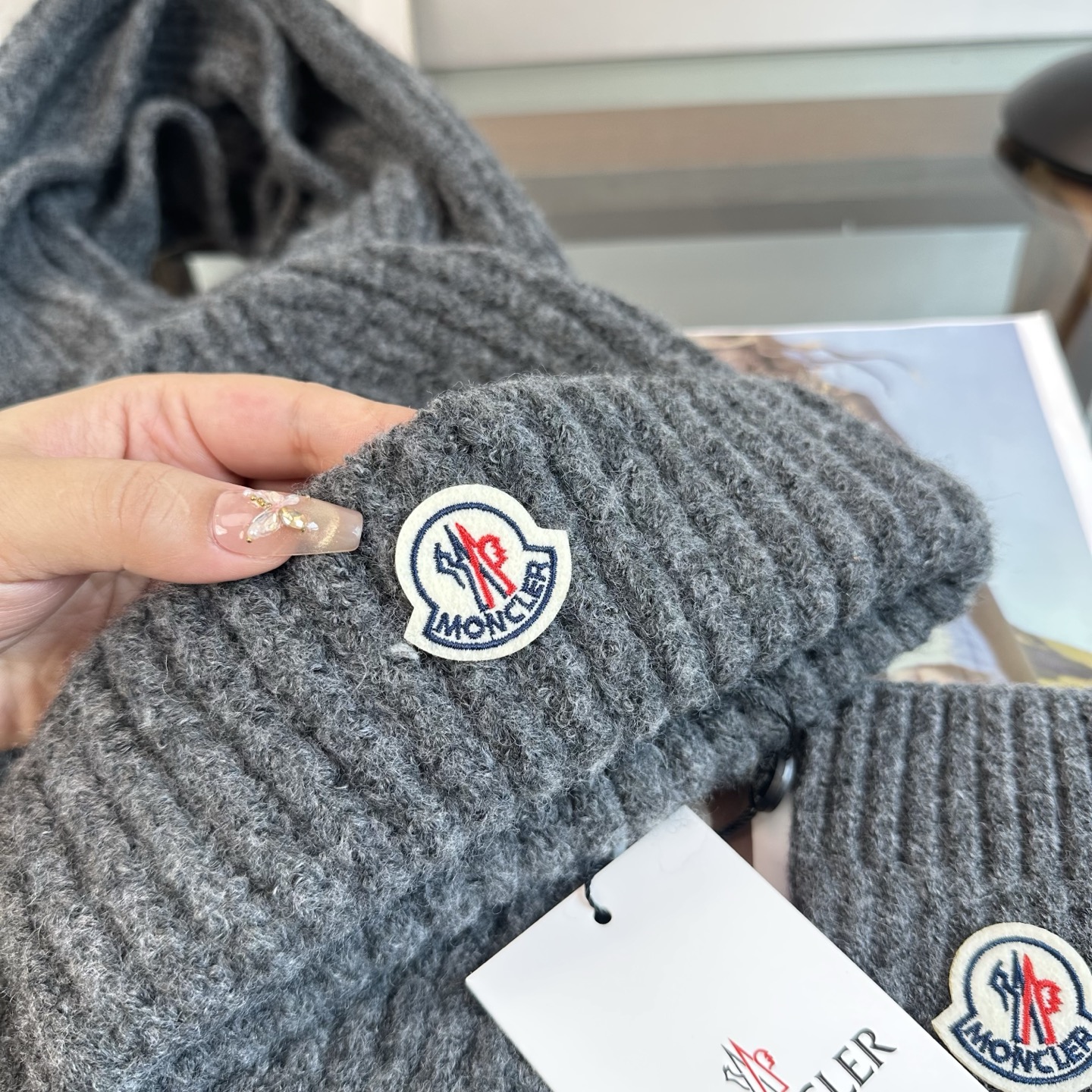Moncler 蒙口三件套装秋冬款翻边羊毛针织毛线帽 高品质定制!这款必定是极简主义的最爱 干净,利索,时尚百搭,绝对不 Moncler 蒙口三件套装秋冬款翻边羊毛针织毛线帽 高品质定制!这款必定是极简主义的最爱 干净,利索,时尚百搭,绝对不