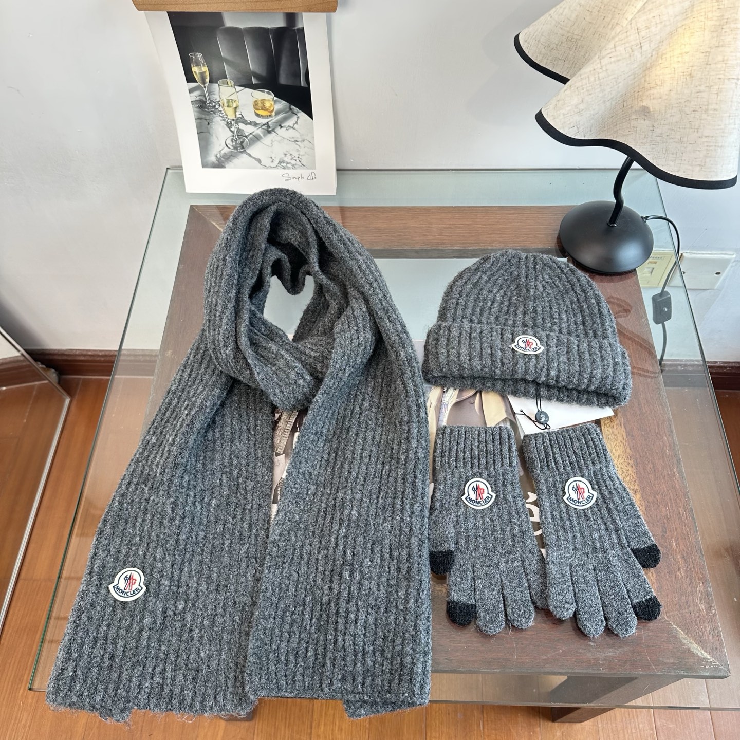 Moncler 蒙口三件套装秋冬款翻边羊毛针织毛线帽 高品质定制!这款必定是极简主义的最爱 干净,利索,时尚百搭,绝对不 Moncler 蒙口三件套装秋冬款翻边羊毛针织毛线帽 高品质定制!这款必定是极简主义的最爱 干净,利索,时尚百搭,绝对不