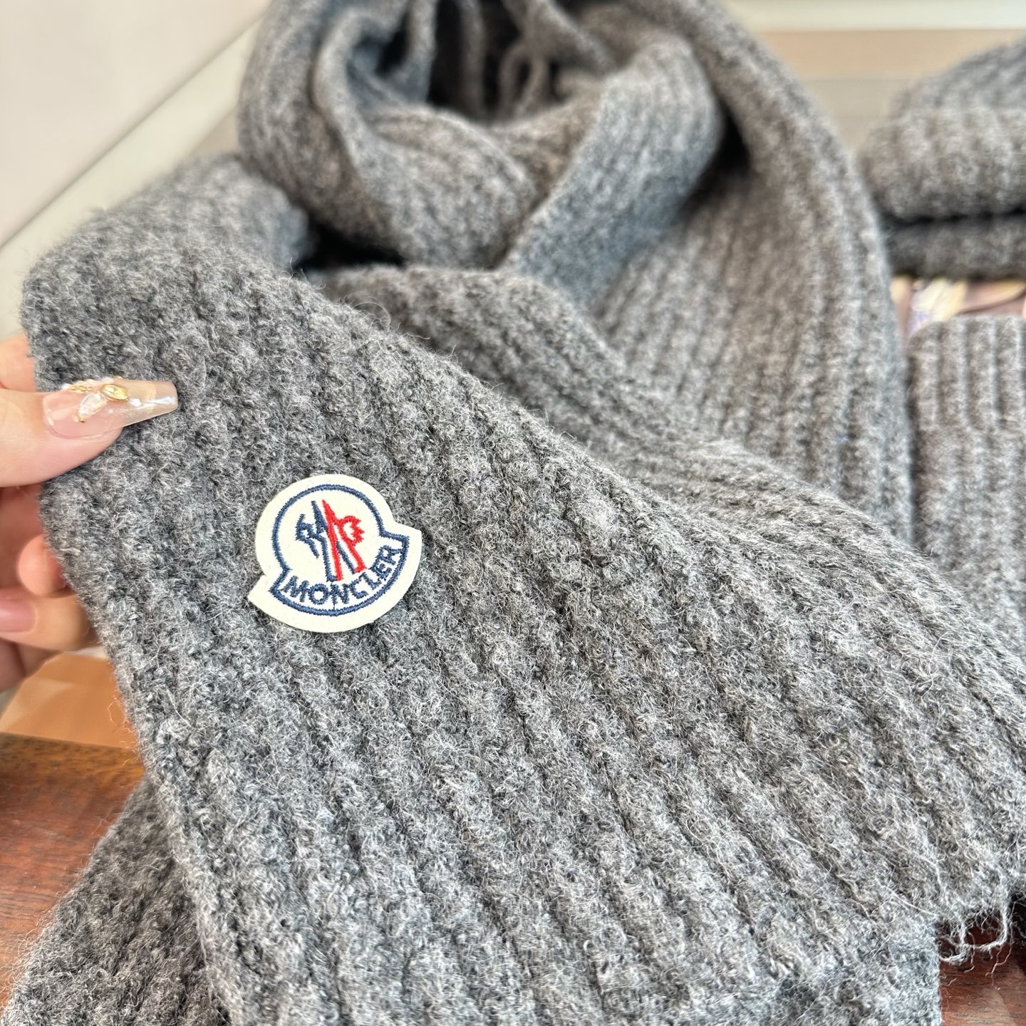 Moncler 蒙口三件套装秋冬款翻边羊毛针织毛线帽 高品质定制!这款必定是极简主义的最爱 干净,利索,时尚百搭,绝对不 Moncler 蒙口三件套装秋冬款翻边羊毛针织毛线帽 高品质定制!这款必定是极简主义的最爱 干净,利索,时尚百搭,绝对不