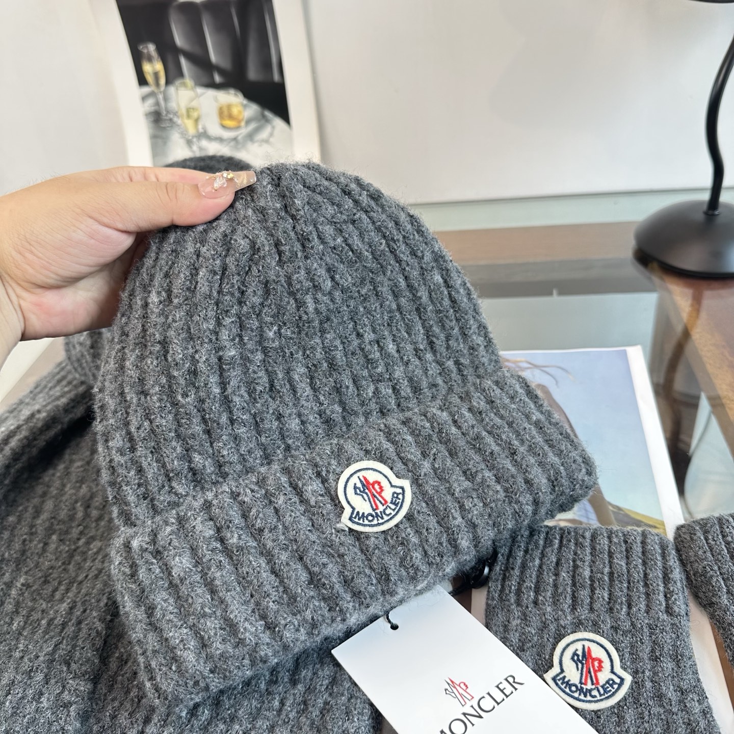 Moncler 蒙口三件套装秋冬款翻边羊毛针织毛线帽 高品质定制!这款必定是极简主义的最爱 干净,利索,时尚百搭,绝对不 Moncler 蒙口三件套装秋冬款翻边羊毛针织毛线帽 高品质定制!这款必定是极简主义的最爱 干净,利索,时尚百搭,绝对不