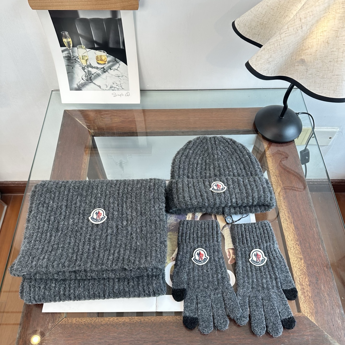 Moncler 蒙口三件套装秋冬款翻边羊毛针织毛线帽 高品质定制!这款必定是极简主义的最爱 干净,利索,时尚百搭,绝对不 Moncler 蒙口三件套装秋冬款翻边羊毛针织毛线帽 高品质定制!这款必定是极简主义的最爱 干净,利索,时尚百搭,绝对不