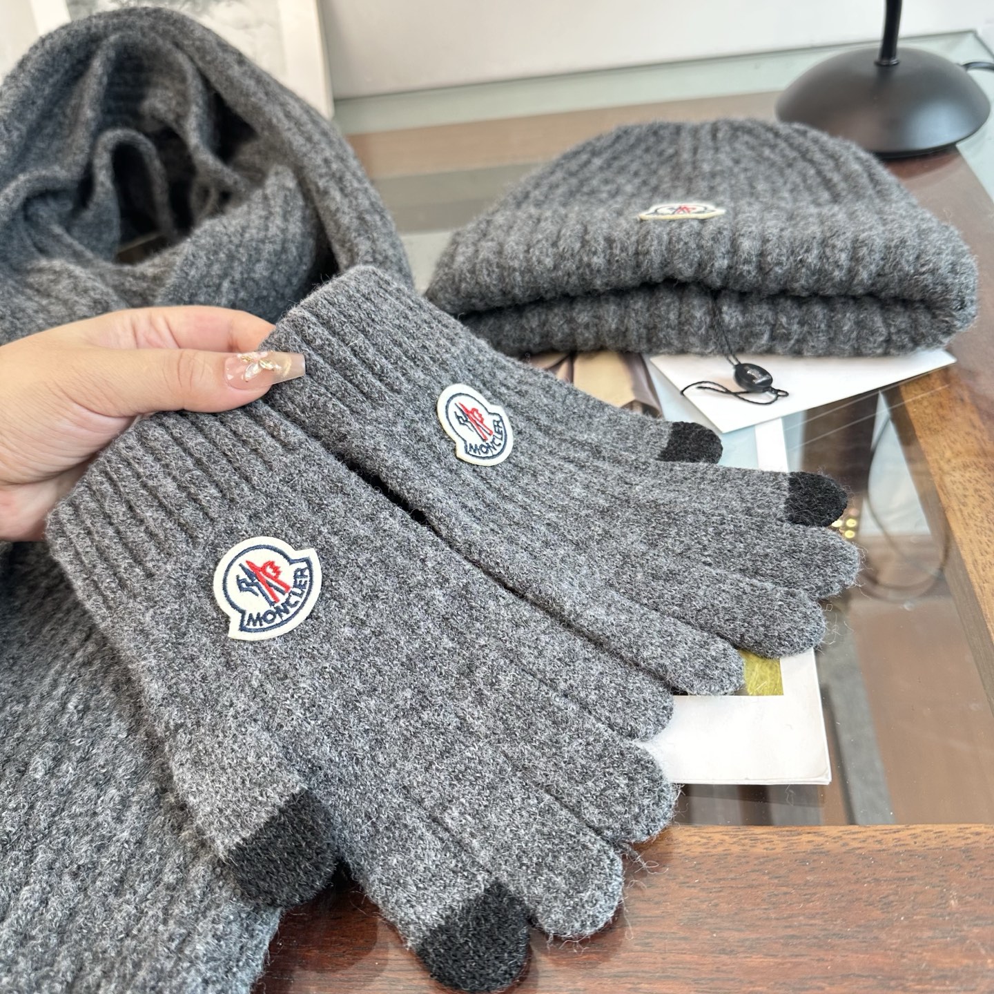 Moncler 蒙口三件套装秋冬款翻边羊毛针织毛线帽 高品质定制!这款必定是极简主义的最爱 干净,利索,时尚百搭,绝对不 Moncler 蒙口三件套装秋冬款翻边羊毛针织毛线帽 高品质定制!这款必定是极简主义的最爱 干净,利索,时尚百搭,绝对不