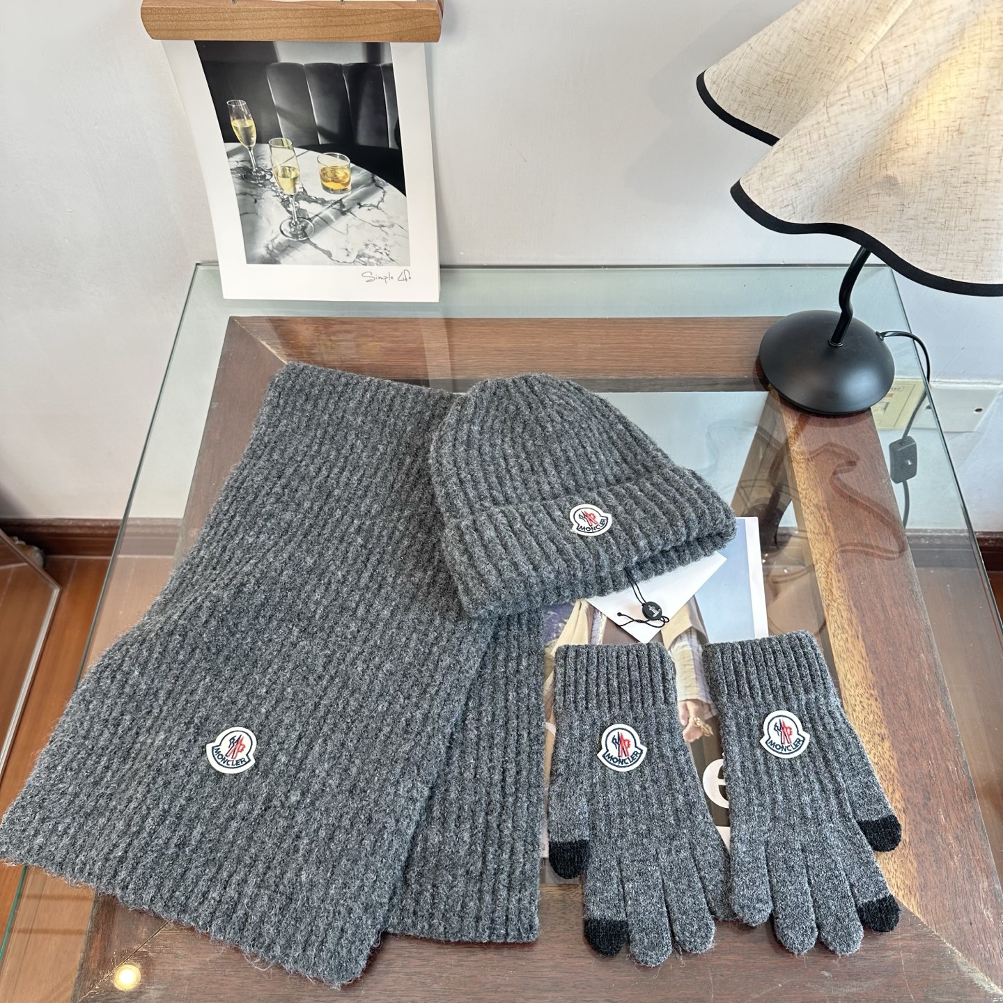 Moncler 蒙口三件套装秋冬款翻边羊毛针织毛线帽 高品质定制!这款必定是极简主义的最爱 干净,利索,时尚百搭,绝对不 Moncler 蒙口三件套装秋冬款翻边羊毛针织毛线帽 高品质定制!这款必定是极简主义的最爱 干净,利索,时尚百搭,绝对不