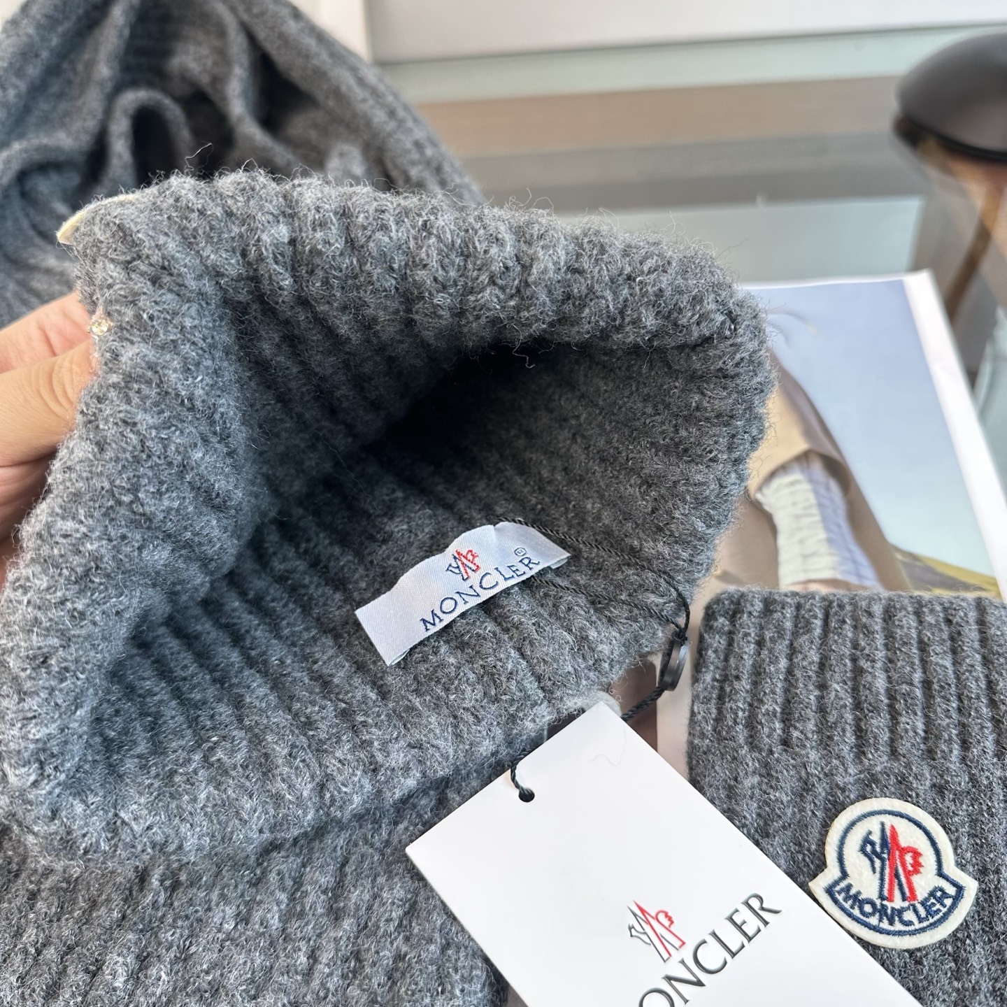 Moncler 蒙口三件套装秋冬款翻边羊毛针织毛线帽 高品质定制!这款必定是极简主义的最爱 干净,利索,时尚百搭,绝对不 Moncler 蒙口三件套装秋冬款翻边羊毛针织毛线帽 高品质定制!这款必定是极简主义的最爱 干净,利索,时尚百搭,绝对不