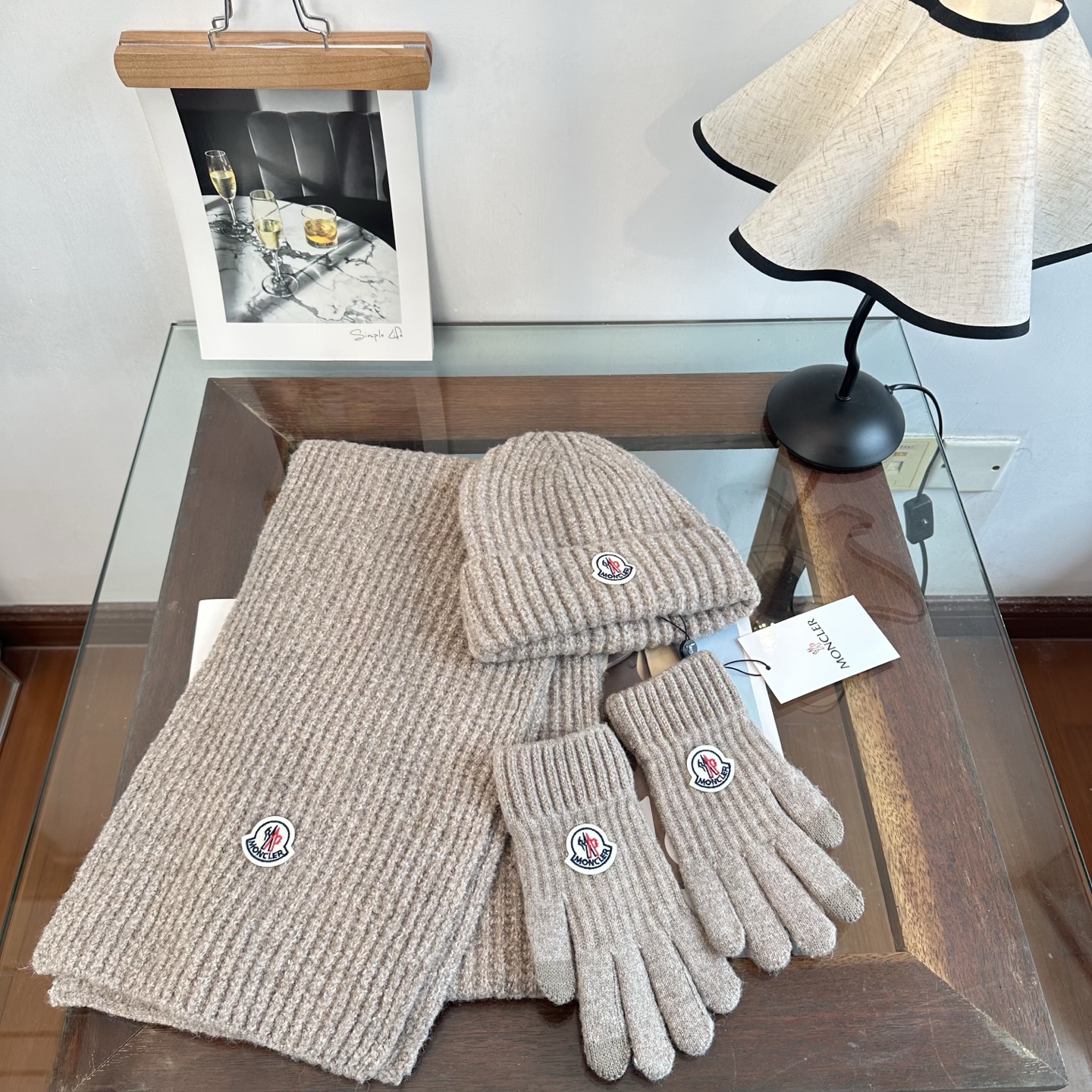 Moncler 蒙口三件套装秋冬款翻边羊毛针织毛线帽 高品质定制！这款必定是极简主义的最爱 干净，利索，时尚百搭，绝对不